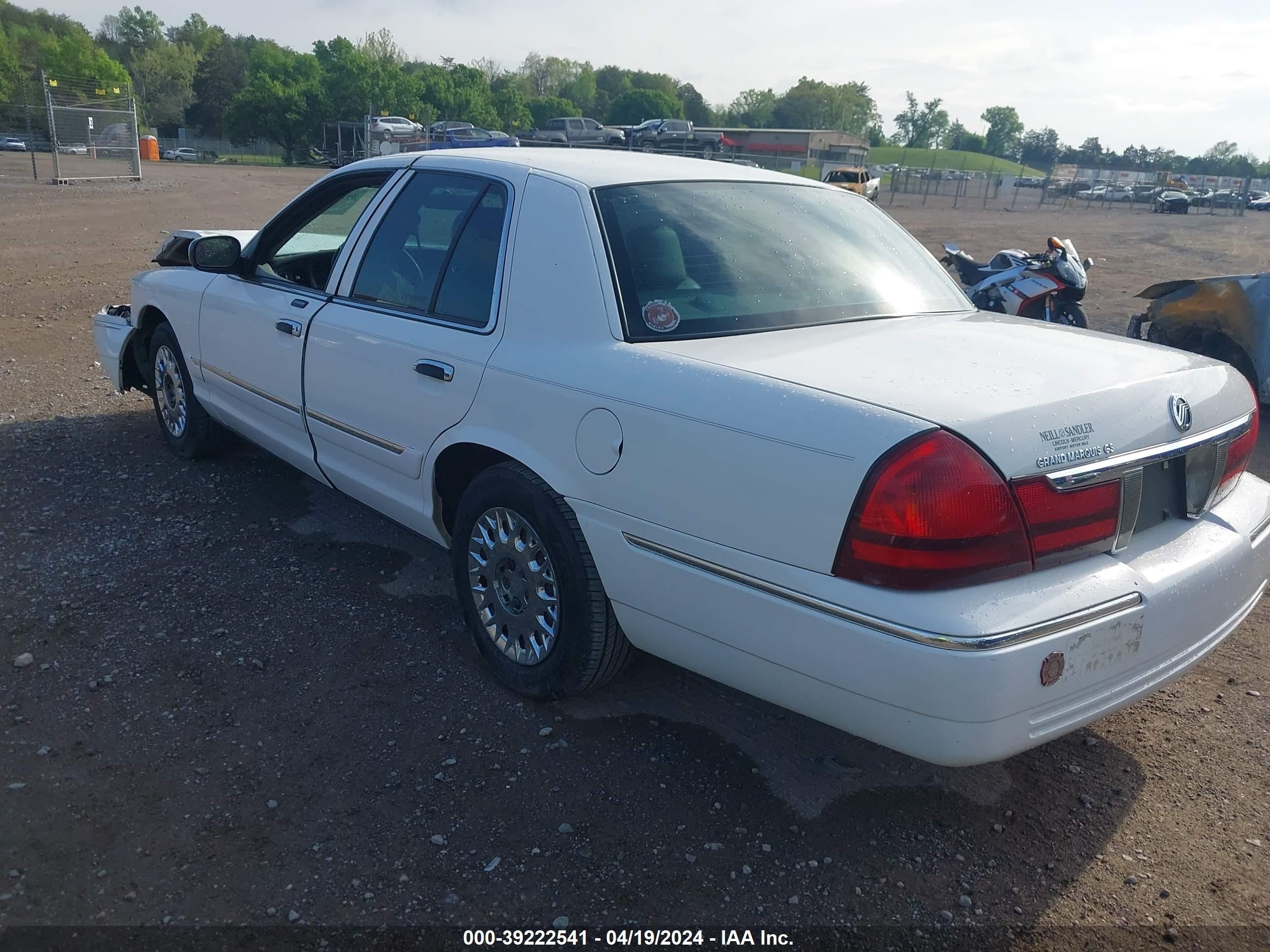 Photo 2 VIN: 2MEFM74W44X610219 - MERCURY GRAND MARQUIS 