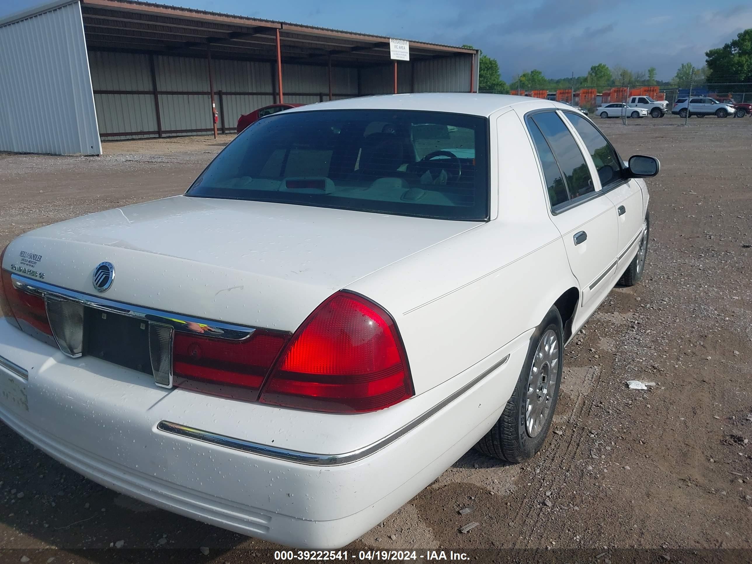 Photo 3 VIN: 2MEFM74W44X610219 - MERCURY GRAND MARQUIS 