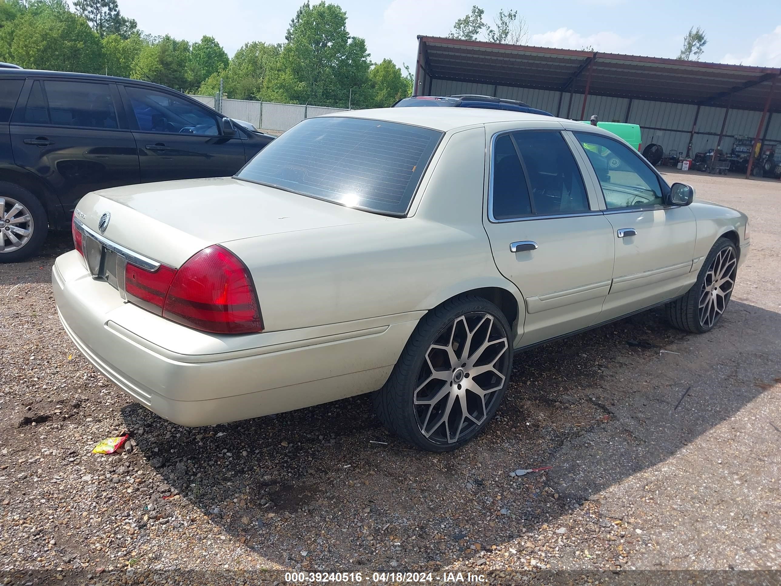 Photo 3 VIN: 2MEFM74W44X622807 - MERCURY GRAND MARQUIS 