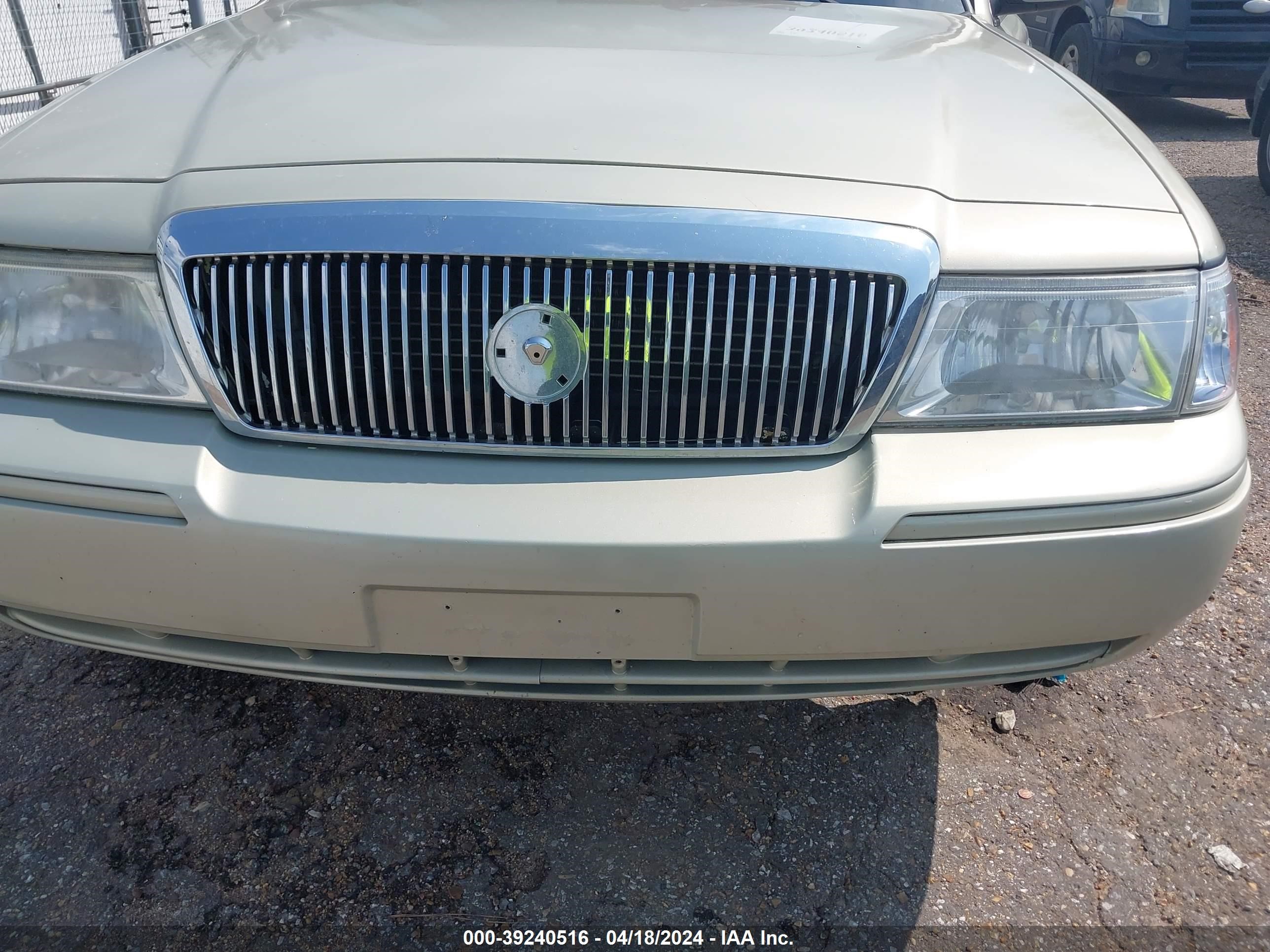 Photo 5 VIN: 2MEFM74W44X622807 - MERCURY GRAND MARQUIS 