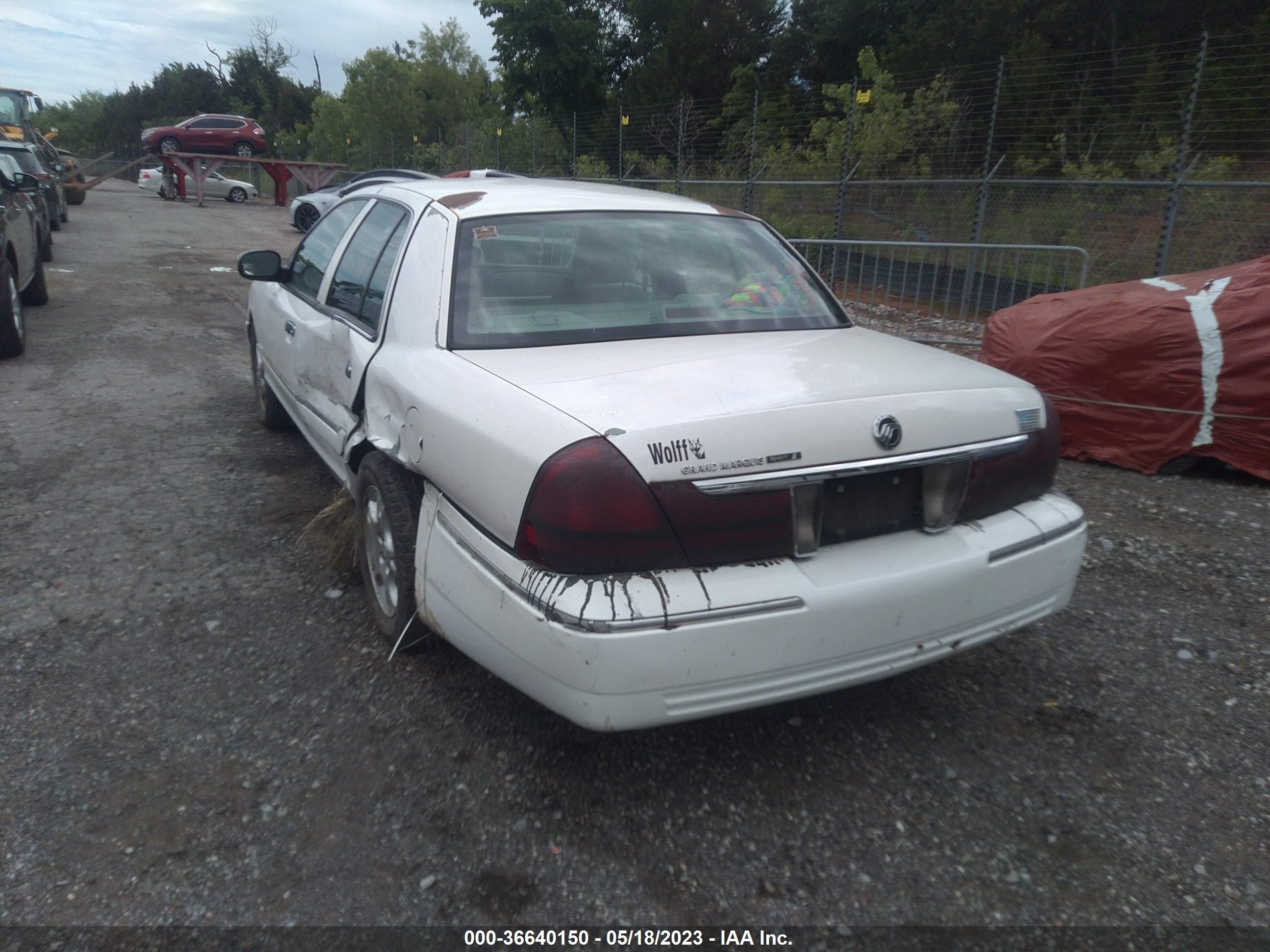 Photo 2 VIN: 2MEFM74W44X661316 - MERCURY GRAND MARQUIS 