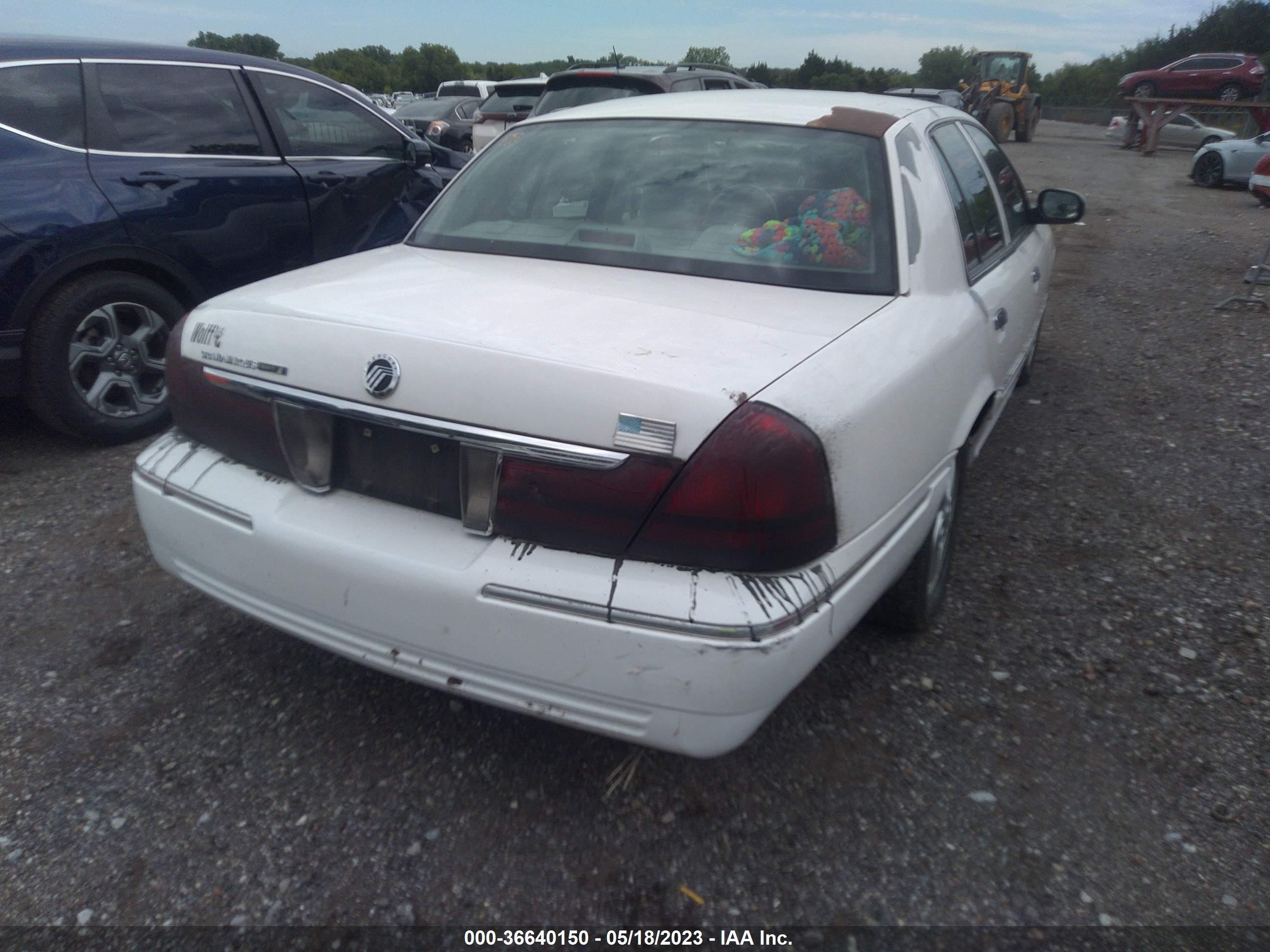 Photo 3 VIN: 2MEFM74W44X661316 - MERCURY GRAND MARQUIS 