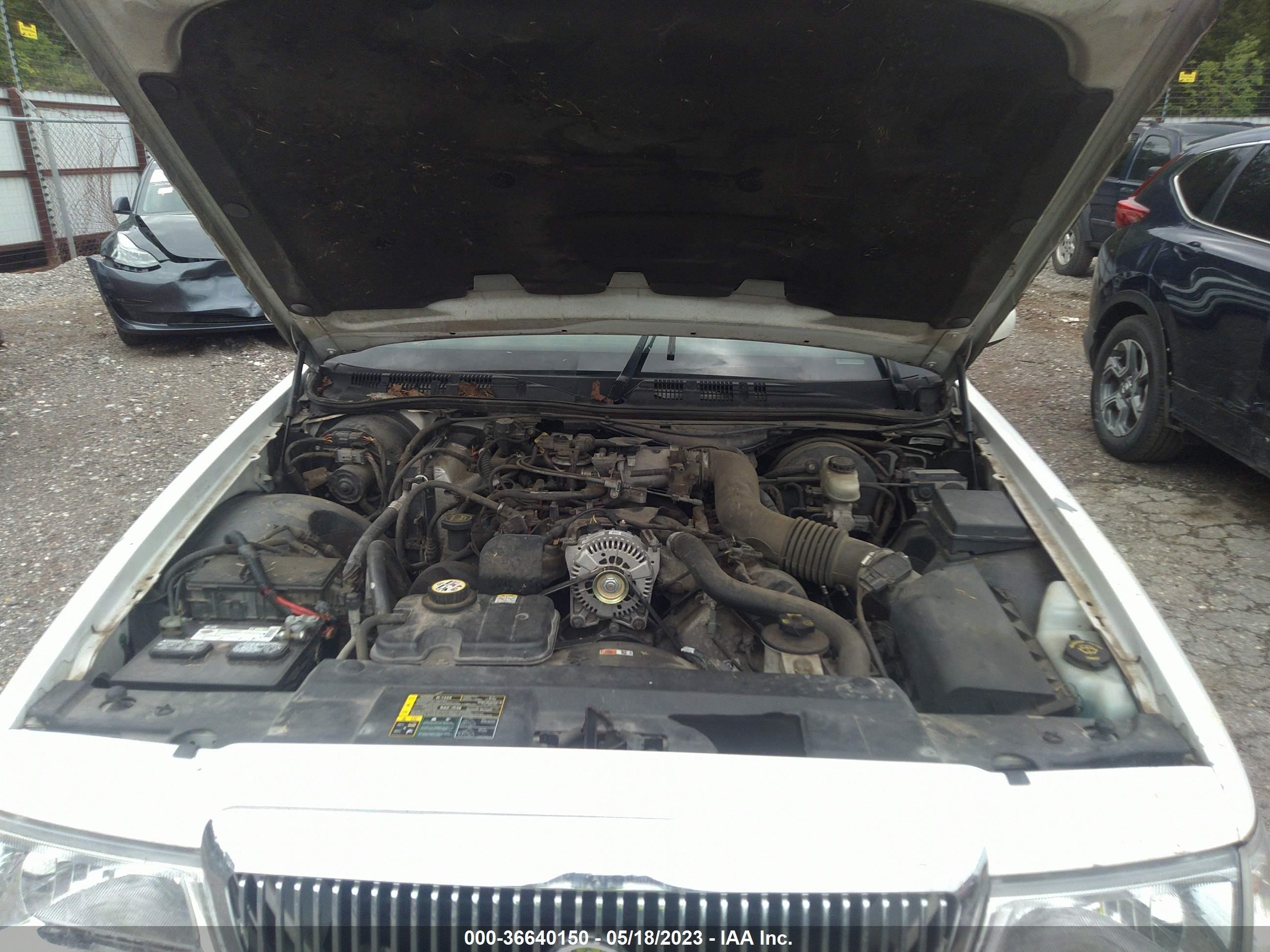 Photo 9 VIN: 2MEFM74W44X661316 - MERCURY GRAND MARQUIS 