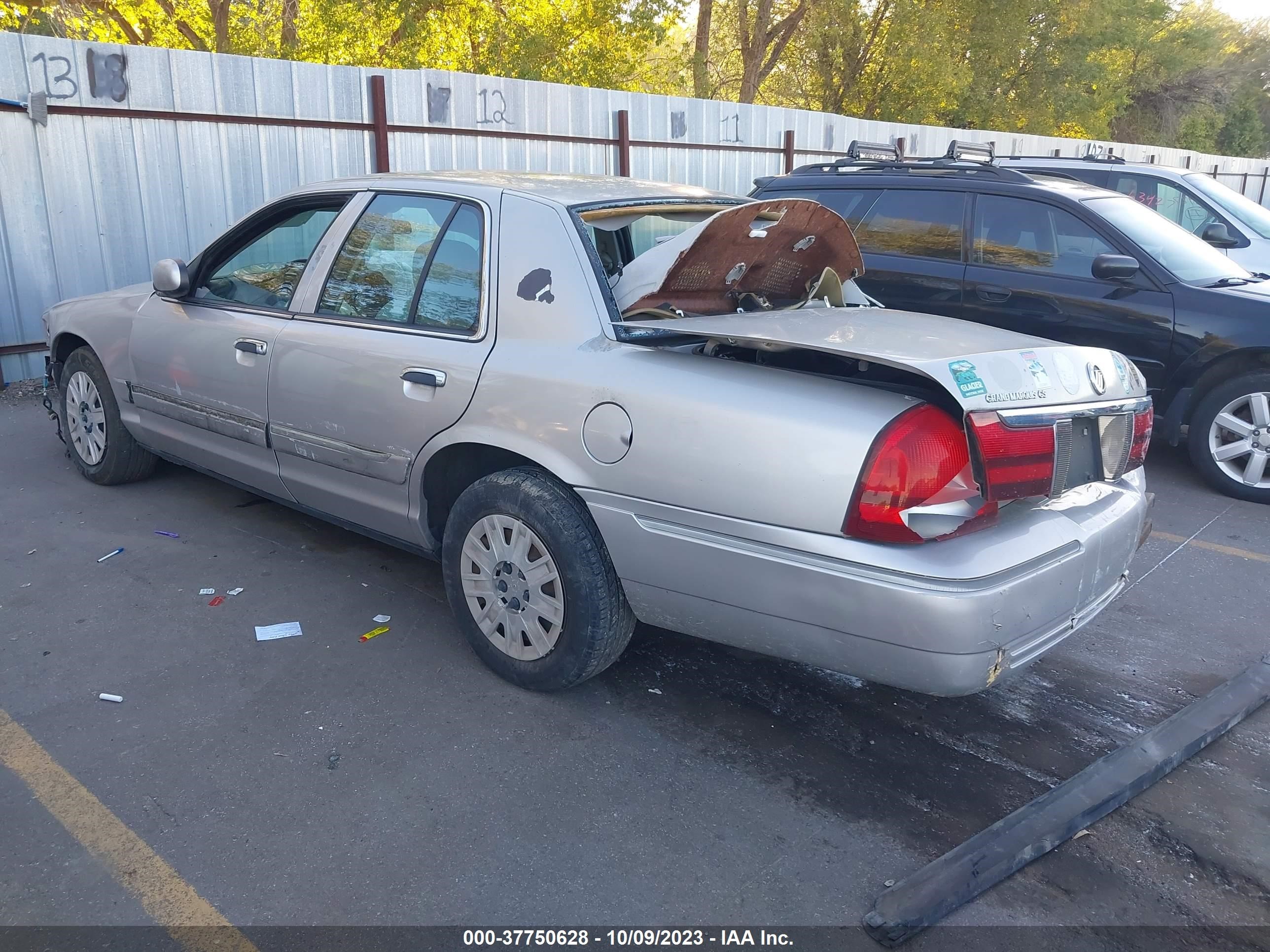 Photo 2 VIN: 2MEFM74W44X671215 - MERCURY GRAND MARQUIS 