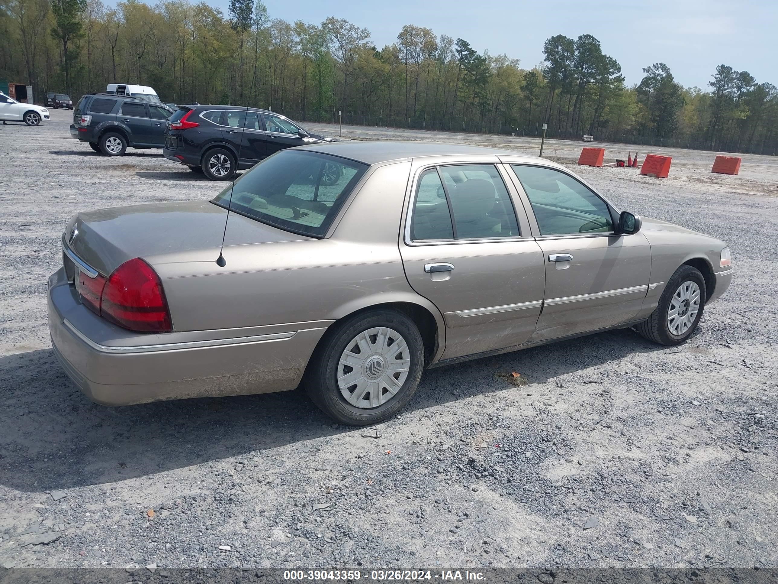 Photo 3 VIN: 2MEFM74W45X618211 - MERCURY GRAND MARQUIS 