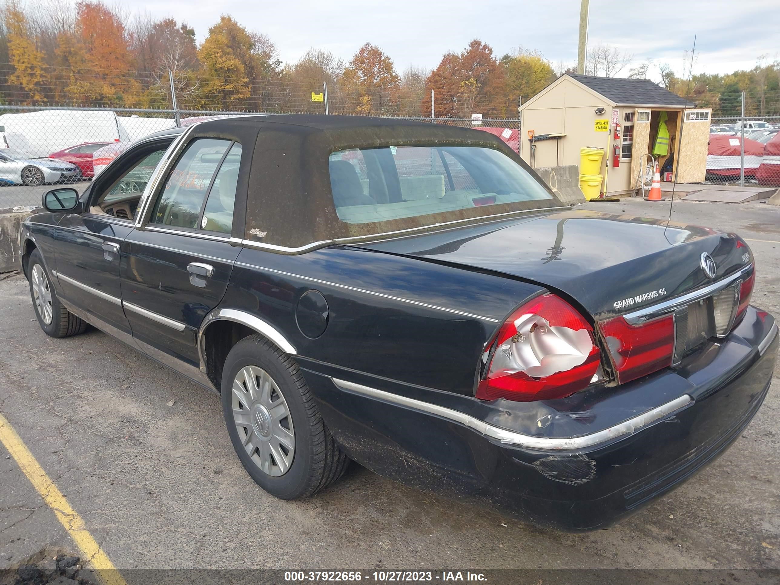 Photo 2 VIN: 2MEFM74W45X627975 - MERCURY GRAND MARQUIS 