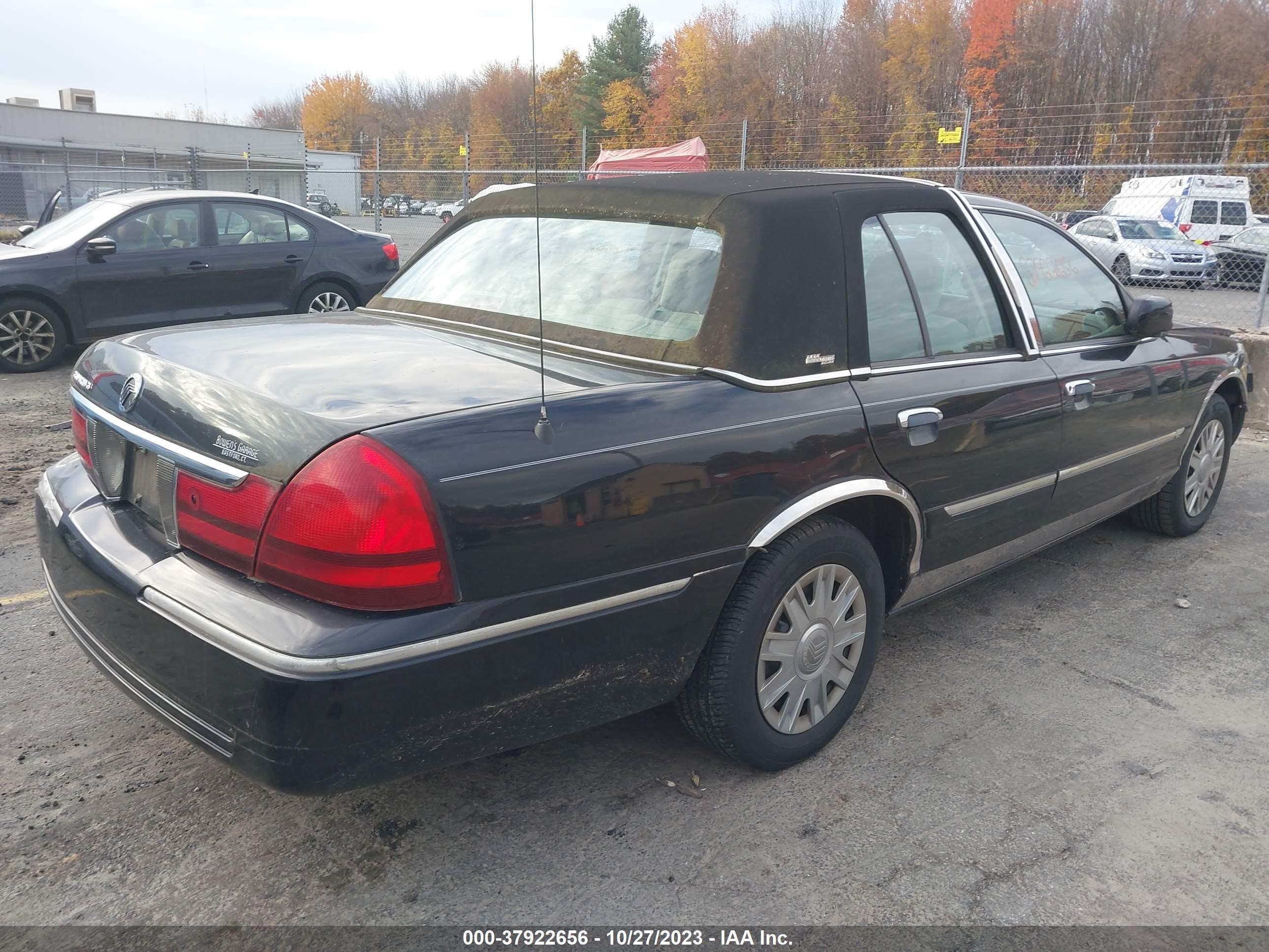 Photo 3 VIN: 2MEFM74W45X627975 - MERCURY GRAND MARQUIS 