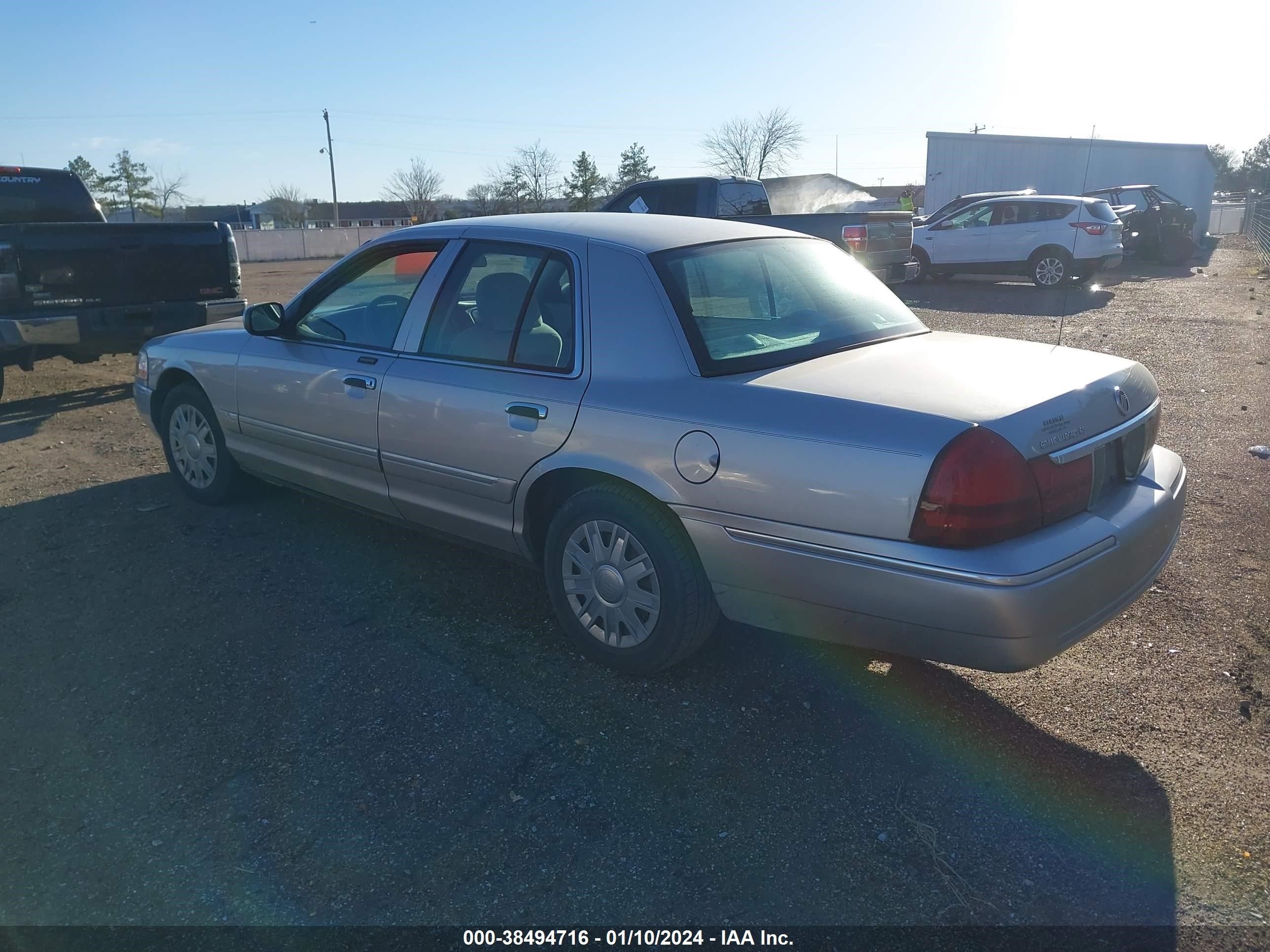 Photo 2 VIN: 2MEFM74W45X646672 - MERCURY GRAND MARQUIS 