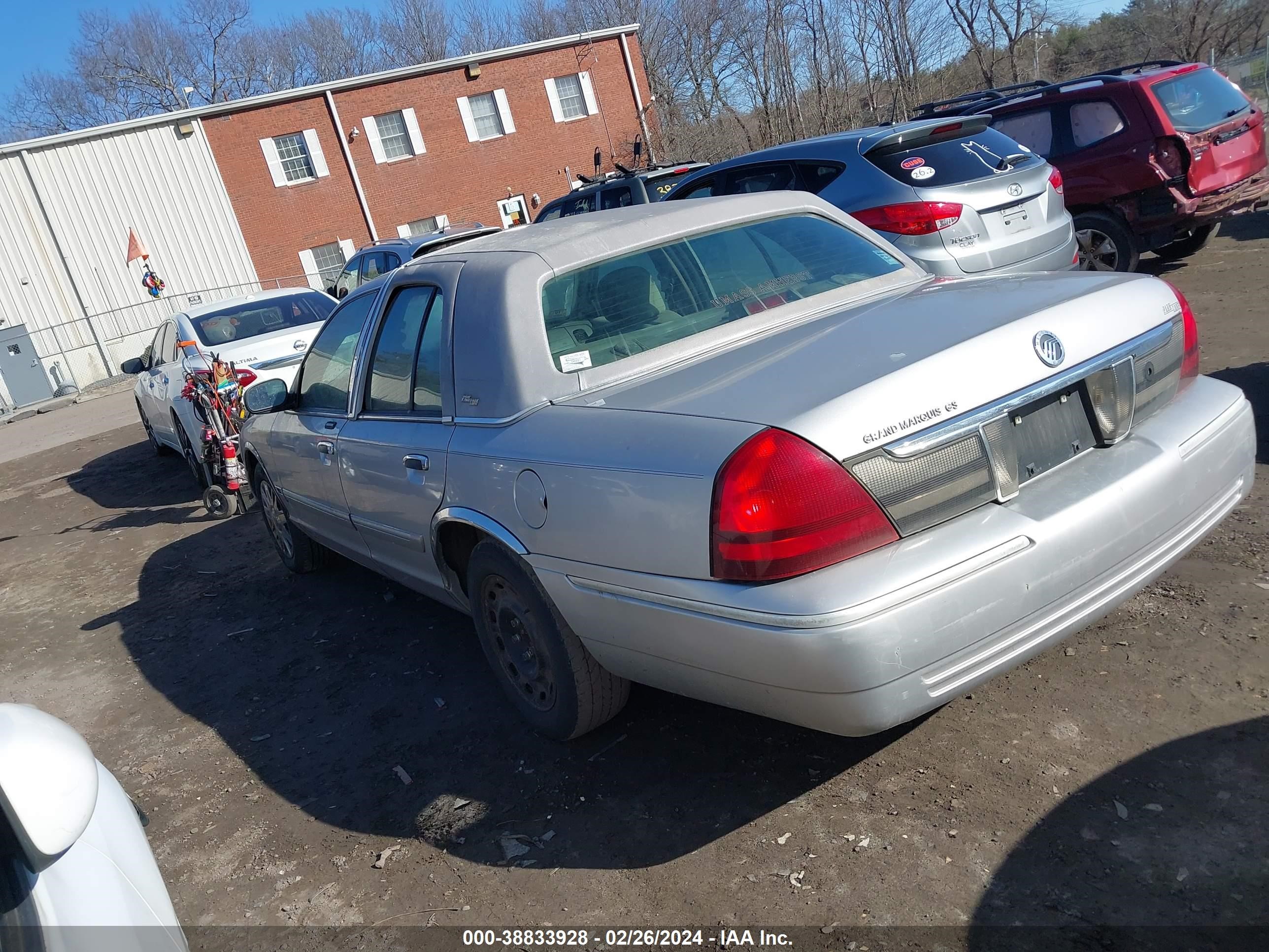 Photo 2 VIN: 2MEFM74W47X615652 - MERCURY GRAND MARQUIS 