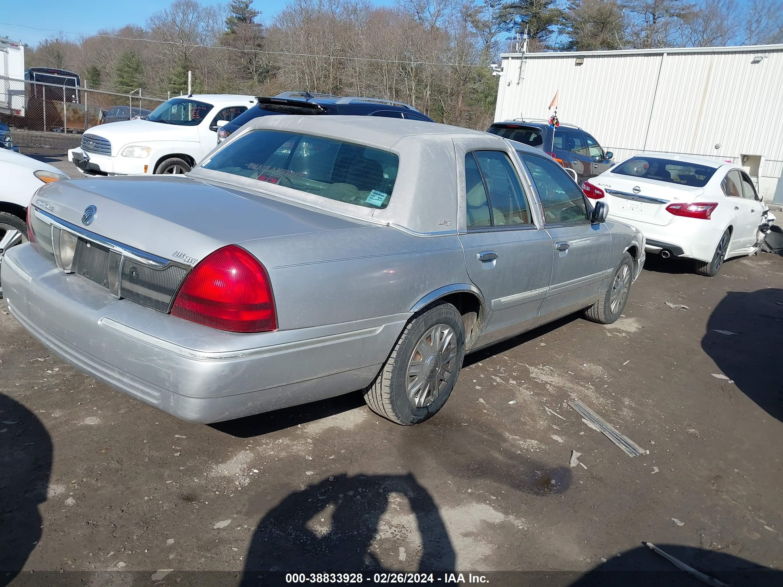 Photo 3 VIN: 2MEFM74W47X615652 - MERCURY GRAND MARQUIS 