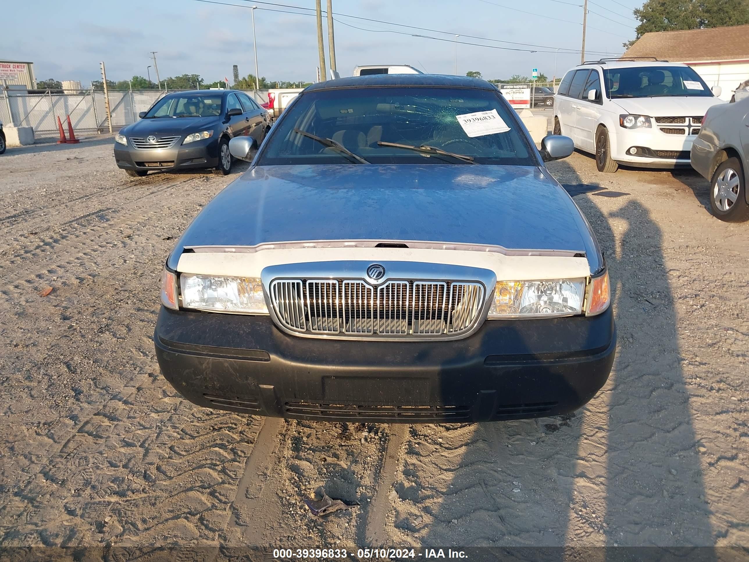 Photo 11 VIN: 2MEFM74W4WX676417 - MERCURY GRAND MARQUIS 