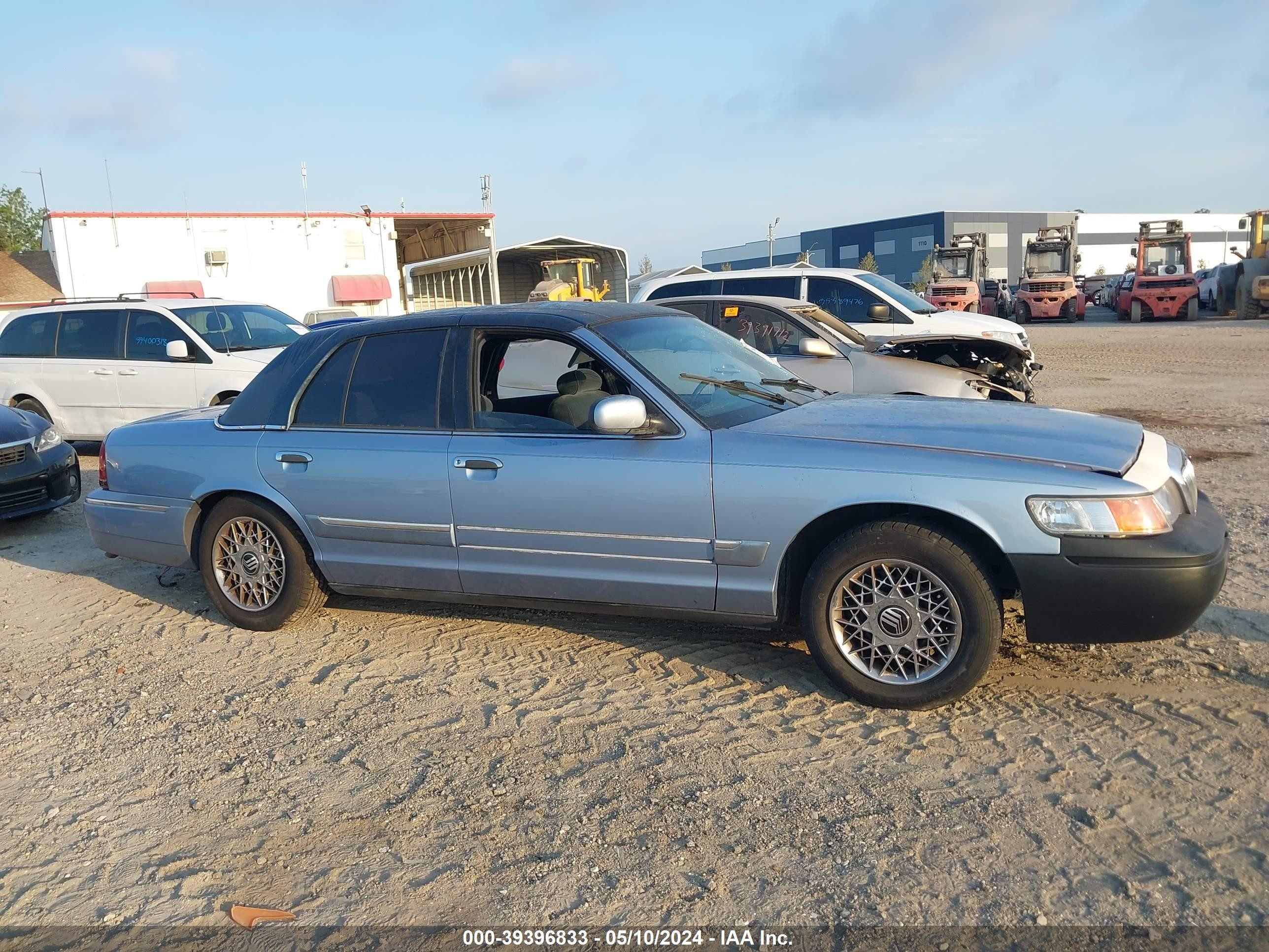 Photo 12 VIN: 2MEFM74W4WX676417 - MERCURY GRAND MARQUIS 