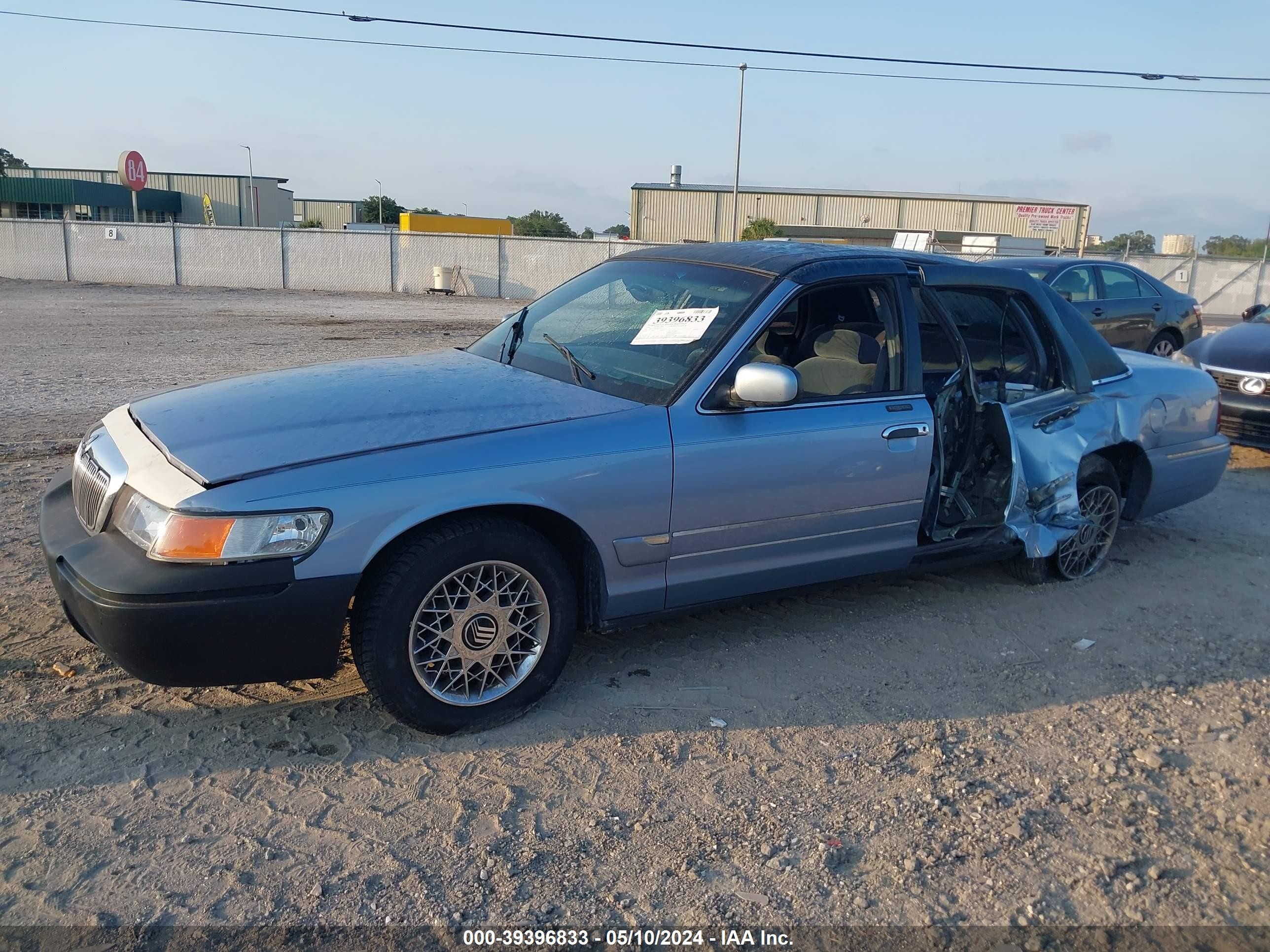 Photo 13 VIN: 2MEFM74W4WX676417 - MERCURY GRAND MARQUIS 