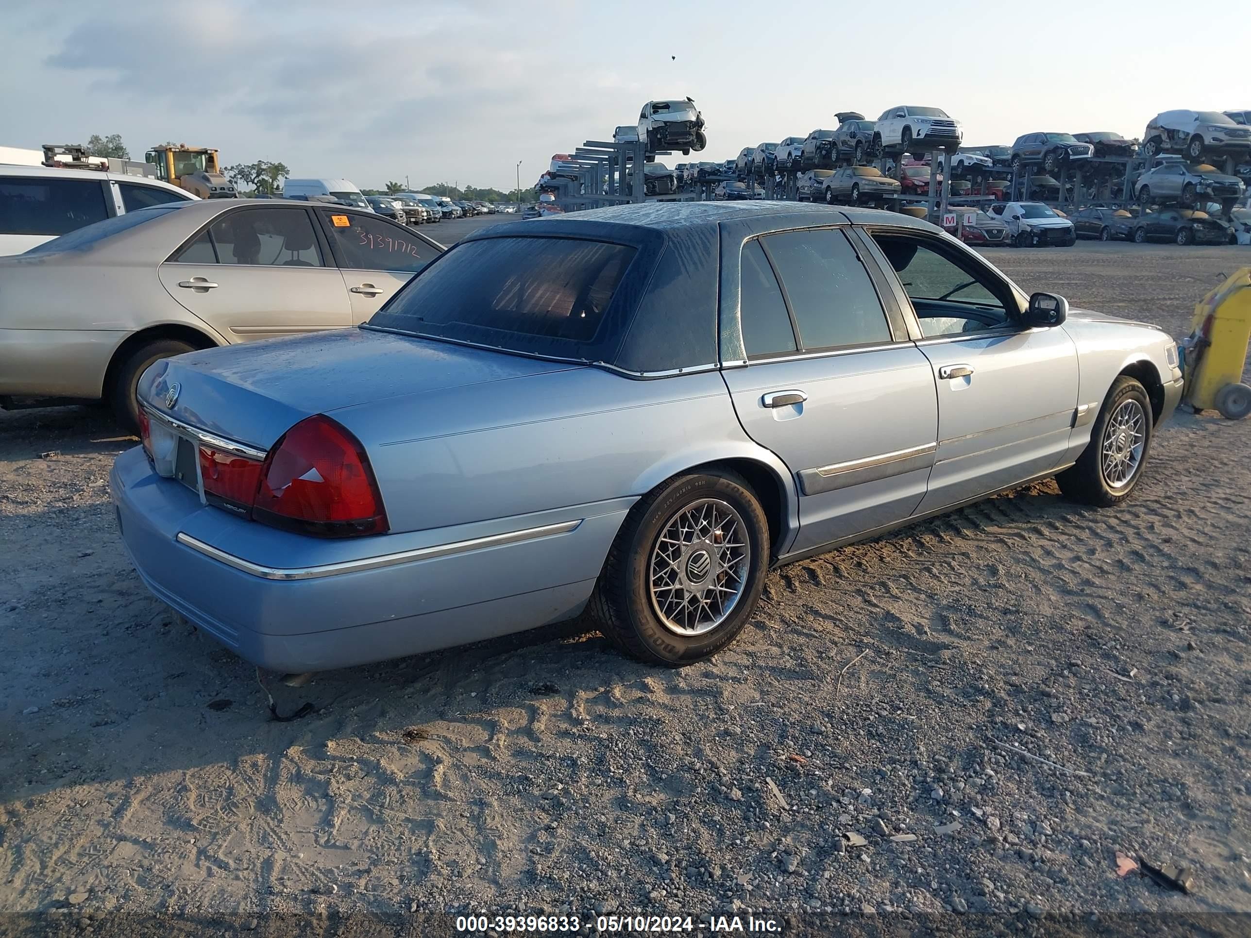 Photo 3 VIN: 2MEFM74W4WX676417 - MERCURY GRAND MARQUIS 