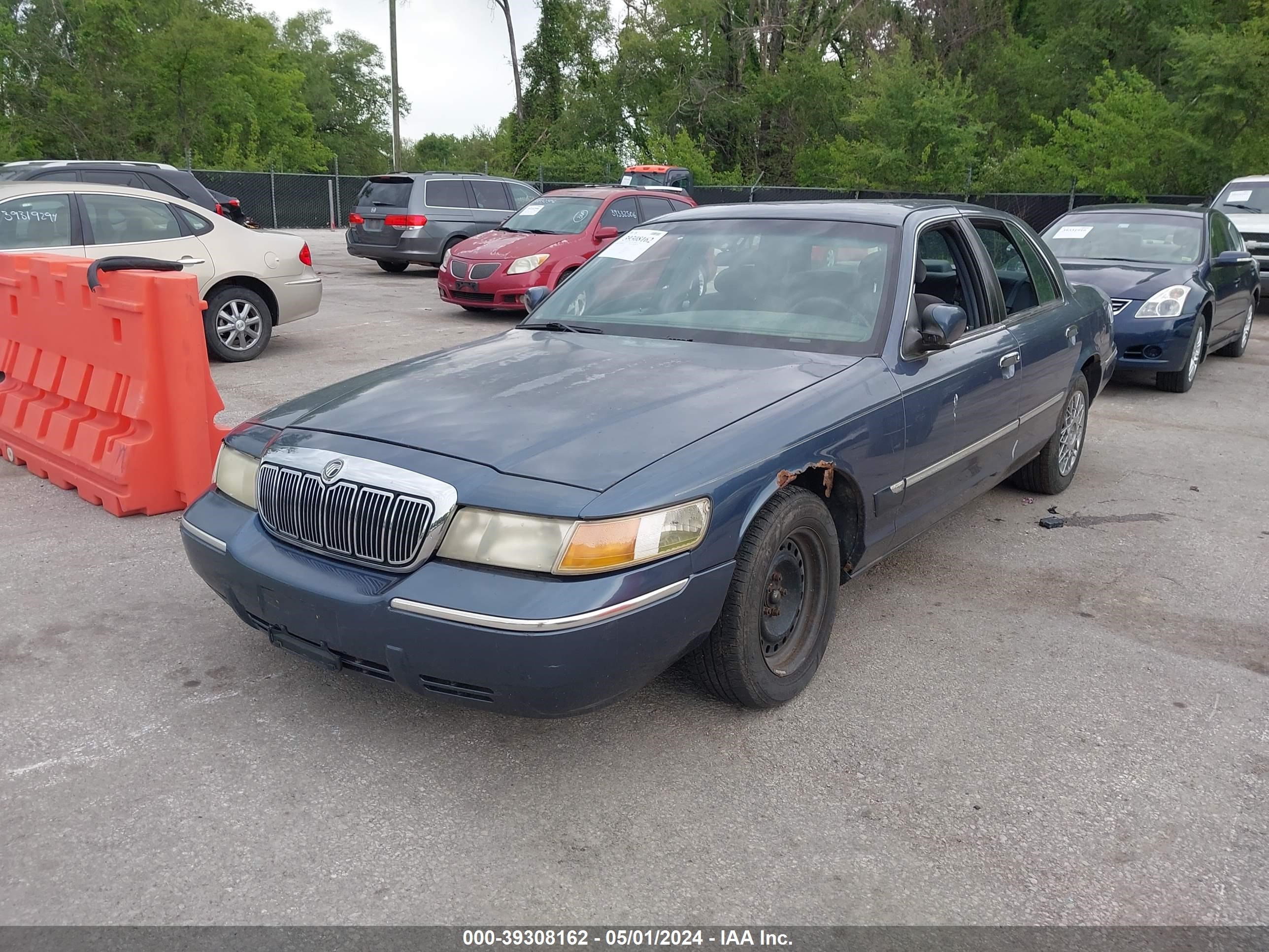 Photo 1 VIN: 2MEFM74W4WX681486 - MERCURY GRAND MARQUIS 