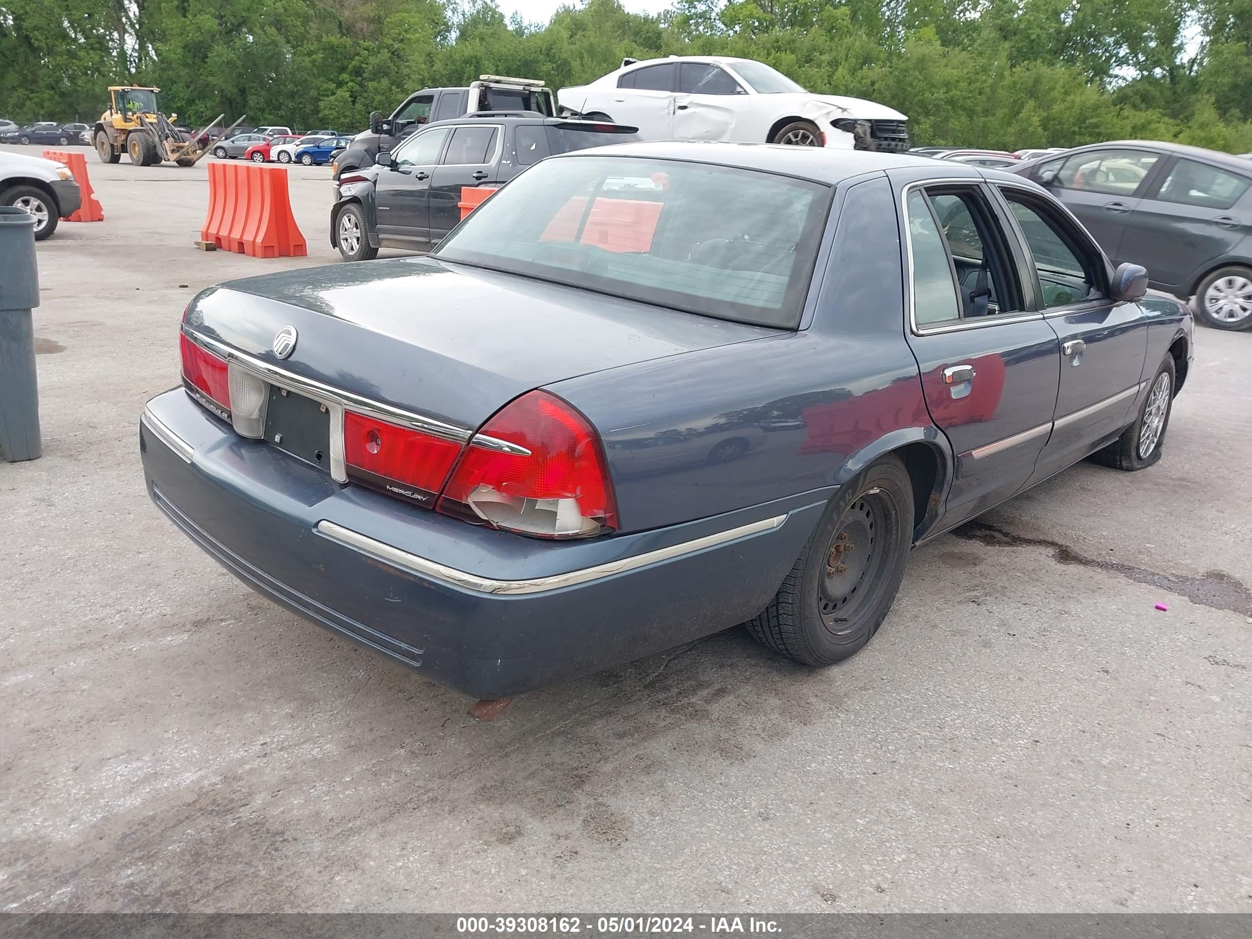 Photo 3 VIN: 2MEFM74W4WX681486 - MERCURY GRAND MARQUIS 