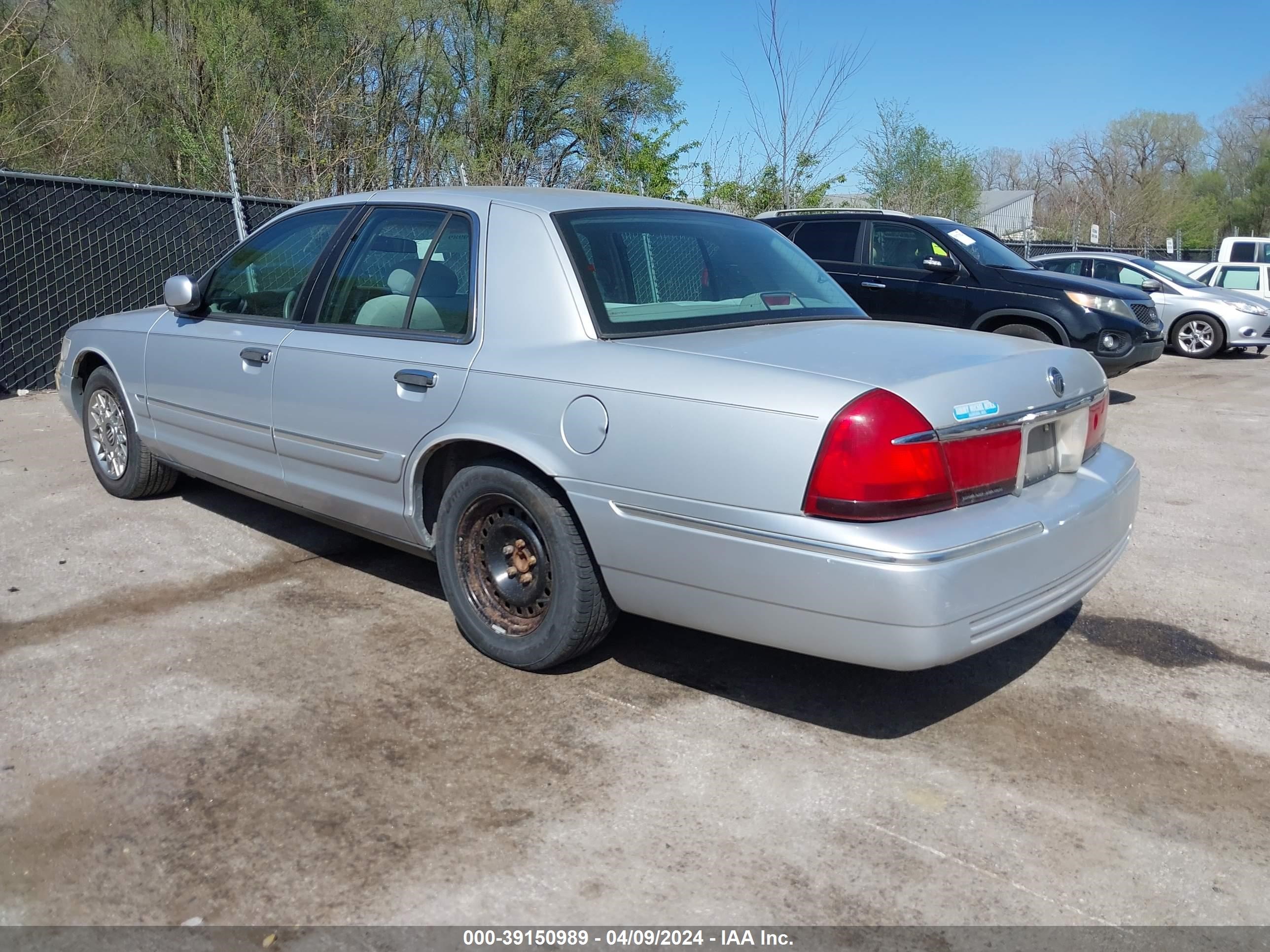 Photo 2 VIN: 2MEFM74W4XX684311 - MERCURY GRAND MARQUIS 