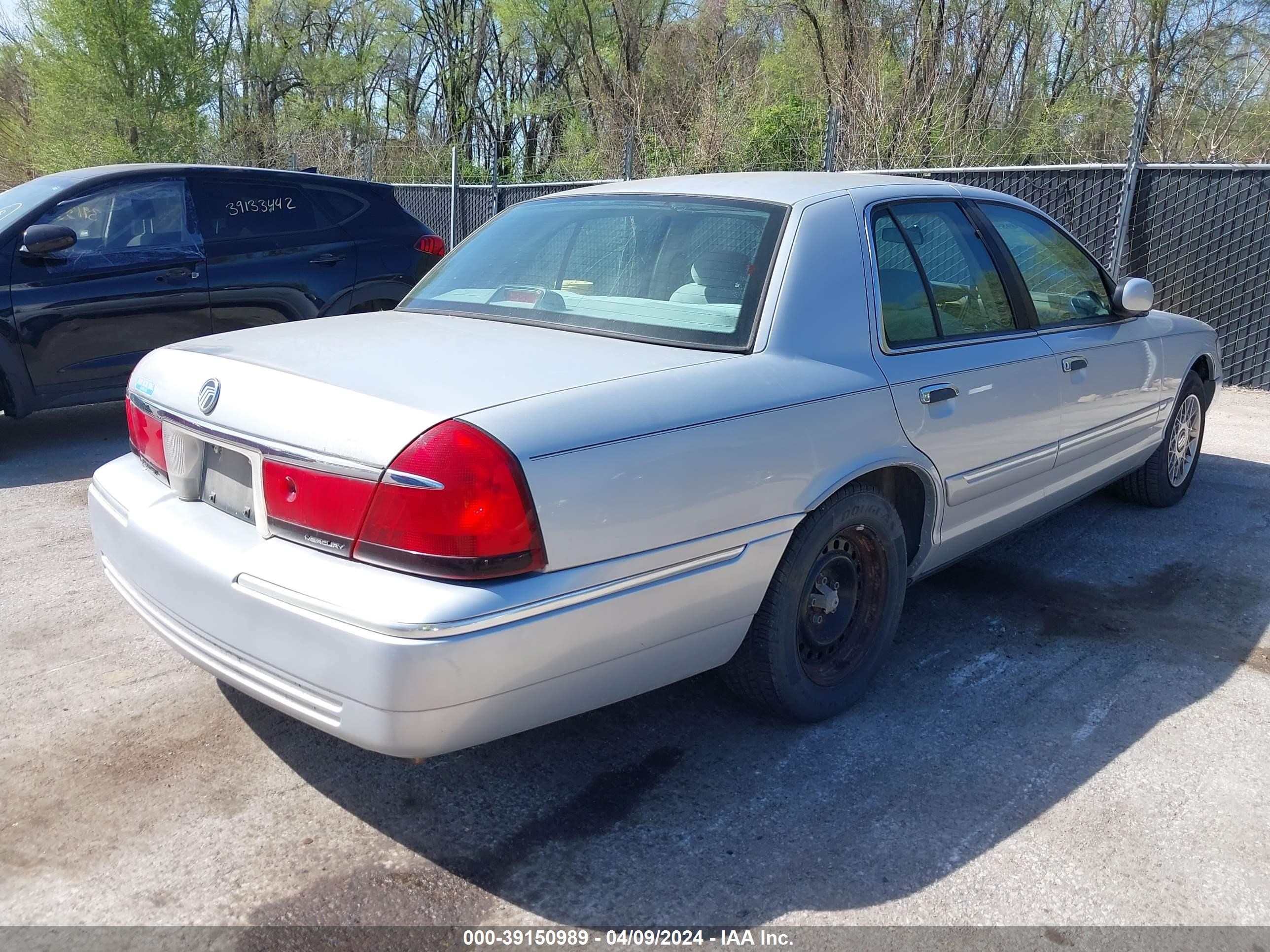 Photo 3 VIN: 2MEFM74W4XX684311 - MERCURY GRAND MARQUIS 