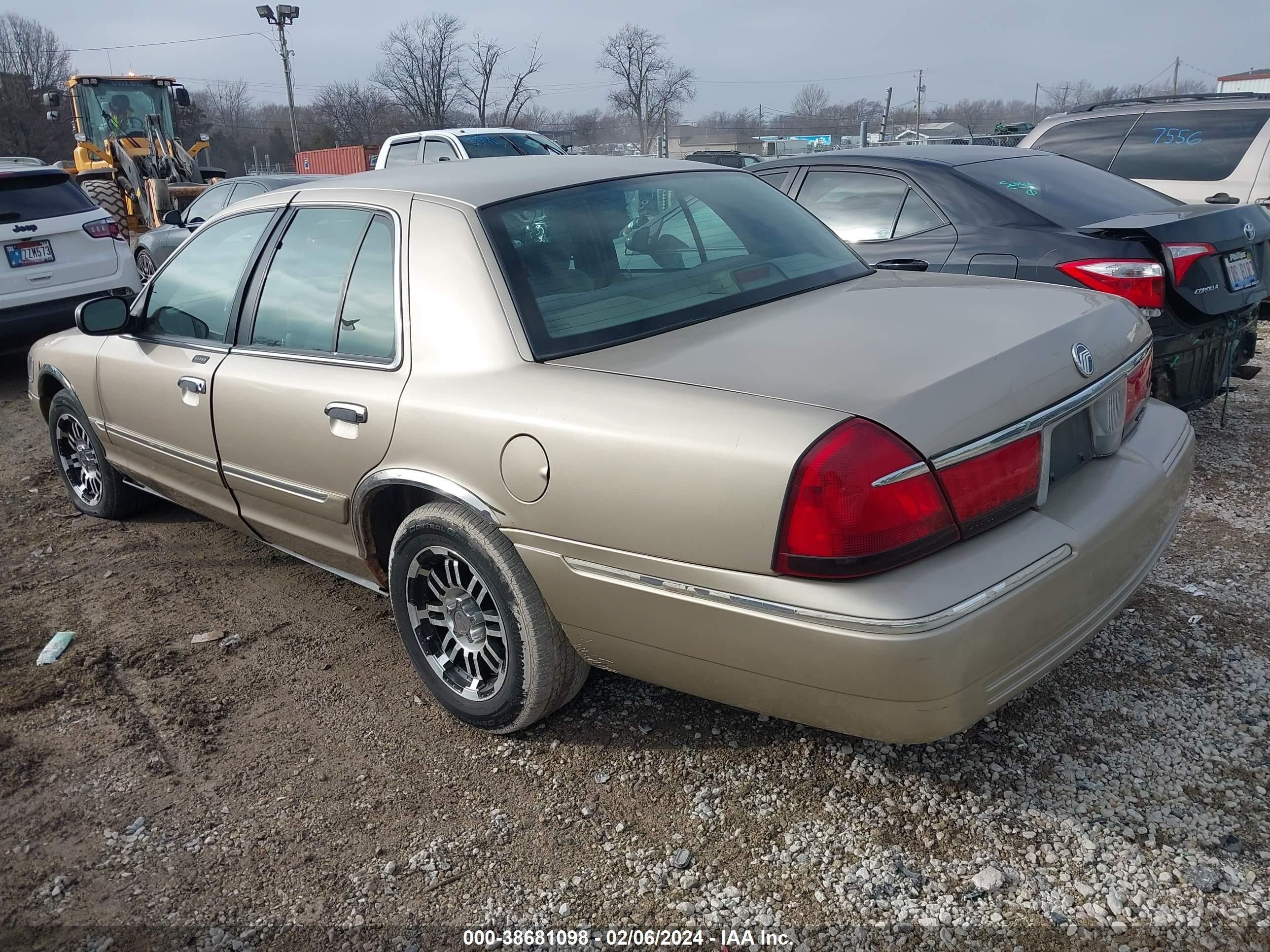 Photo 2 VIN: 2MEFM74W4XX687158 - MERCURY GRAND MARQUIS 