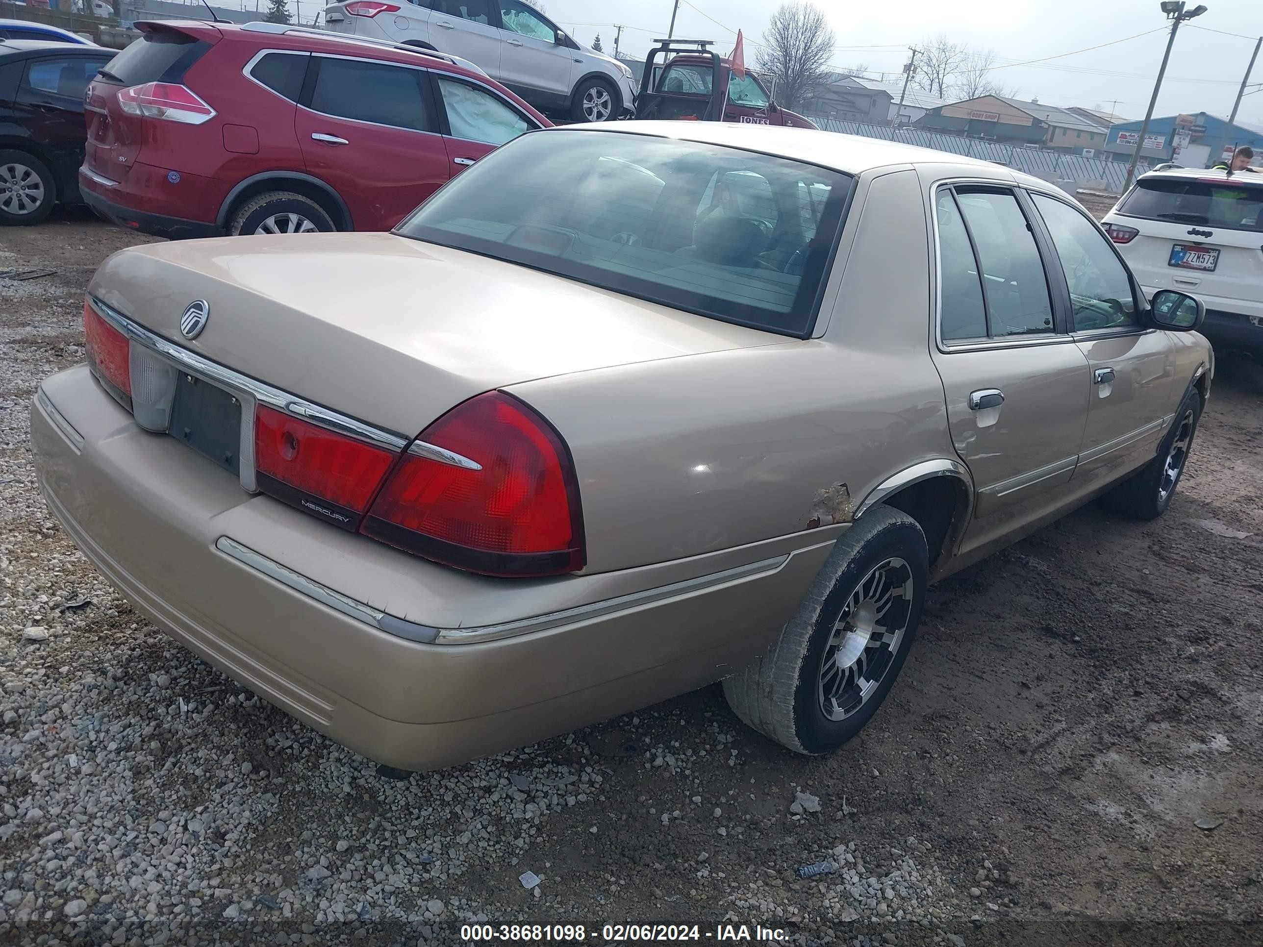 Photo 3 VIN: 2MEFM74W4XX687158 - MERCURY GRAND MARQUIS 