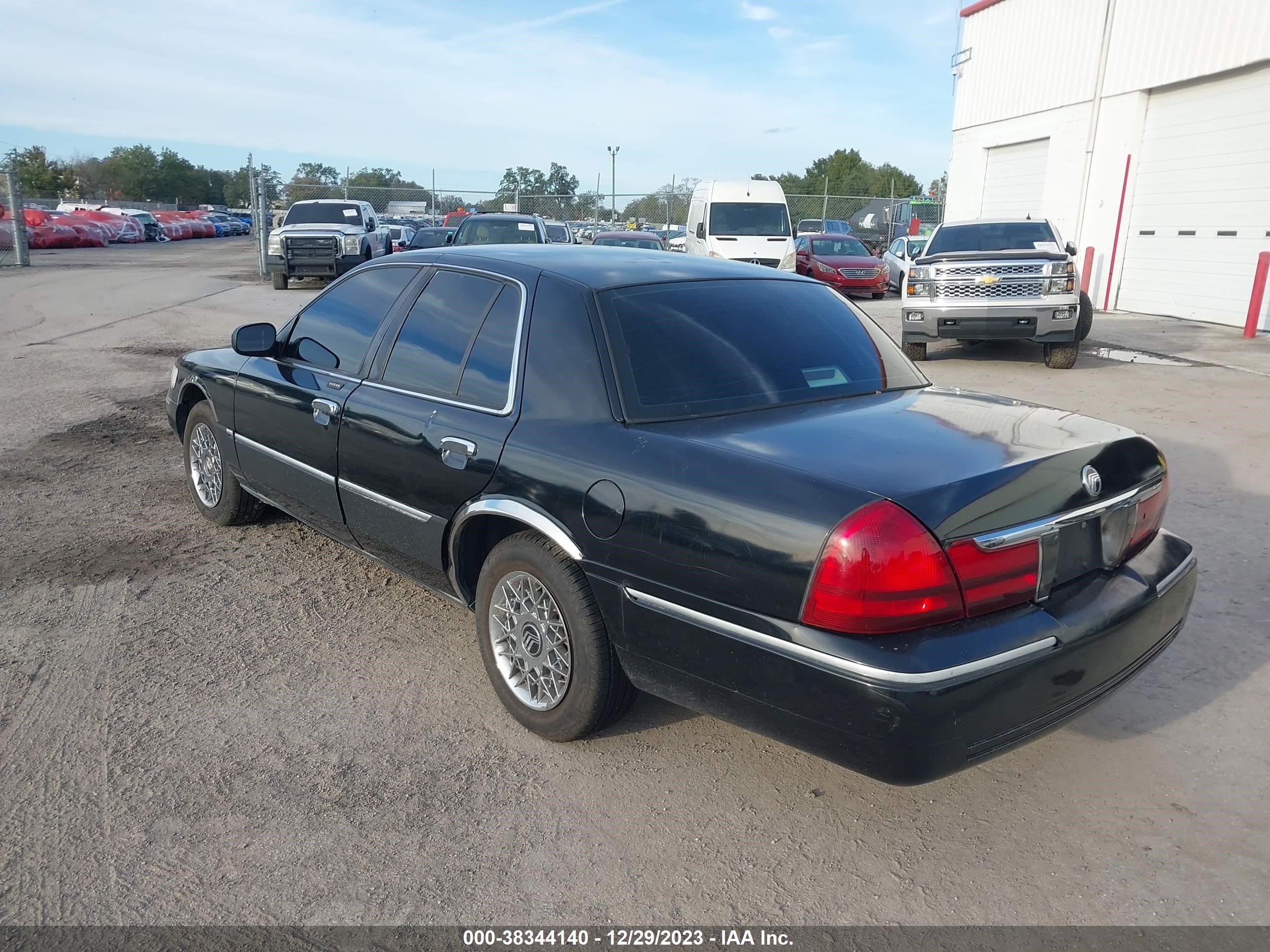 Photo 2 VIN: 2MEFM74W4YX641394 - MERCURY GRAND MARQUIS 