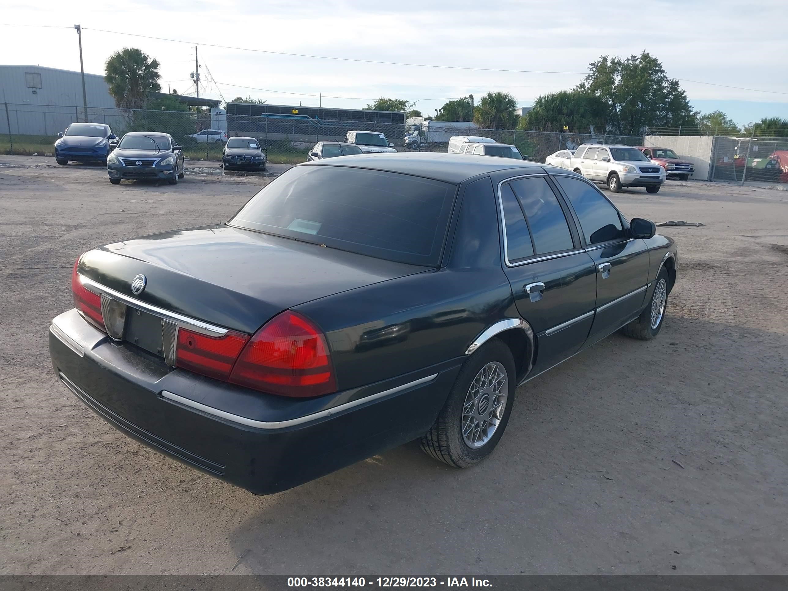 Photo 3 VIN: 2MEFM74W4YX641394 - MERCURY GRAND MARQUIS 