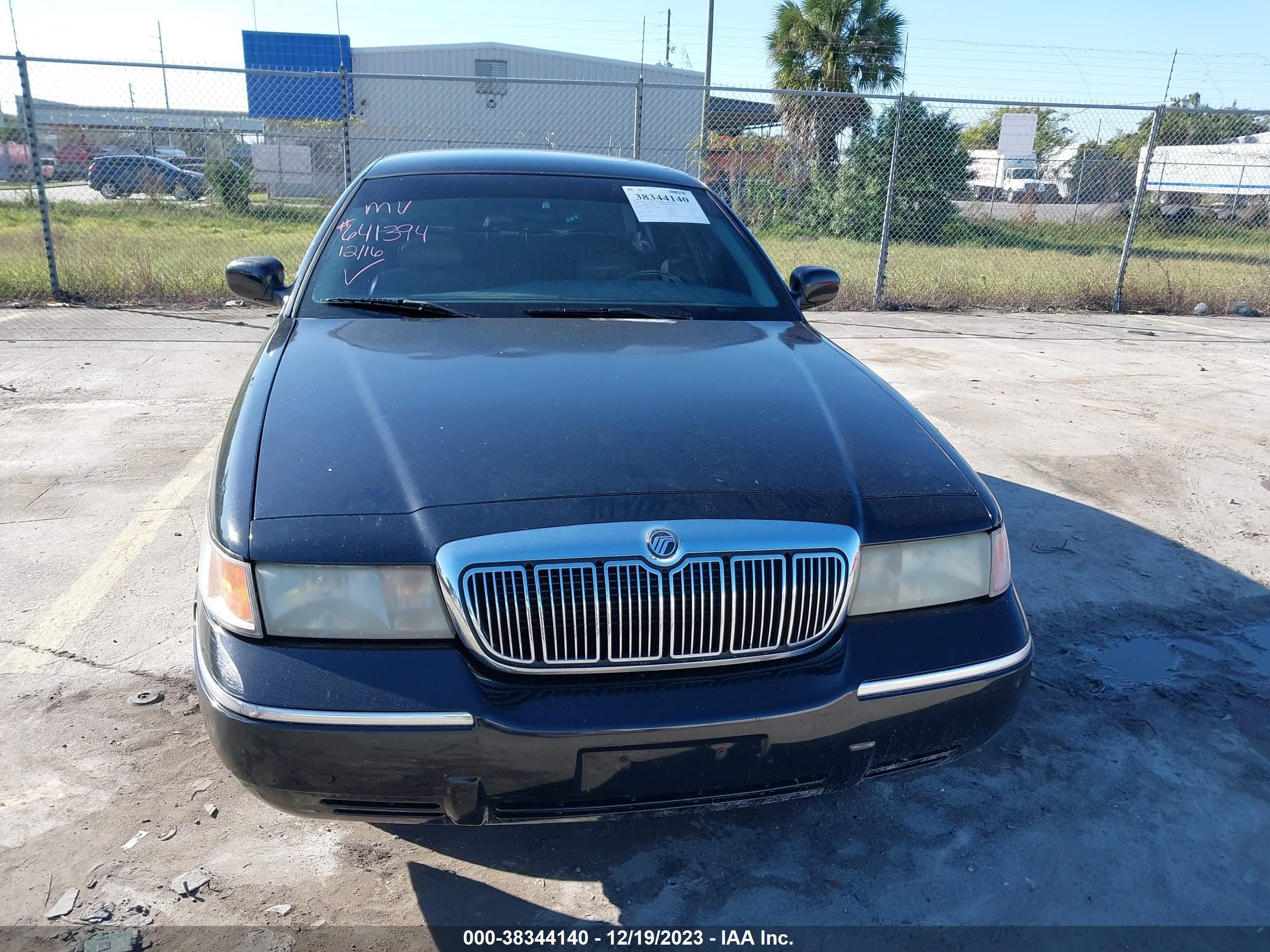 Photo 5 VIN: 2MEFM74W4YX641394 - MERCURY GRAND MARQUIS 