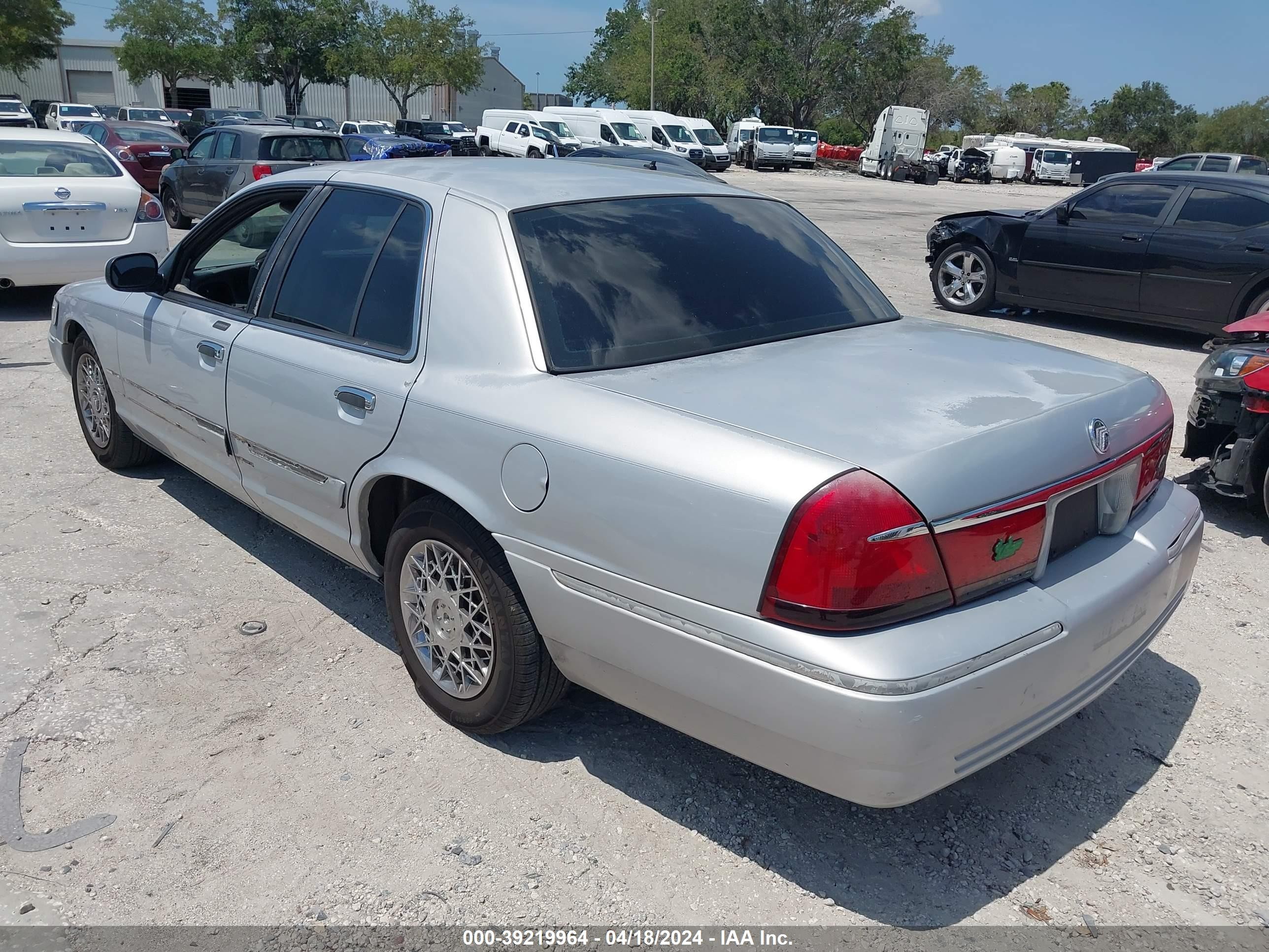 Photo 2 VIN: 2MEFM74W4YX647230 - MERCURY GRAND MARQUIS 