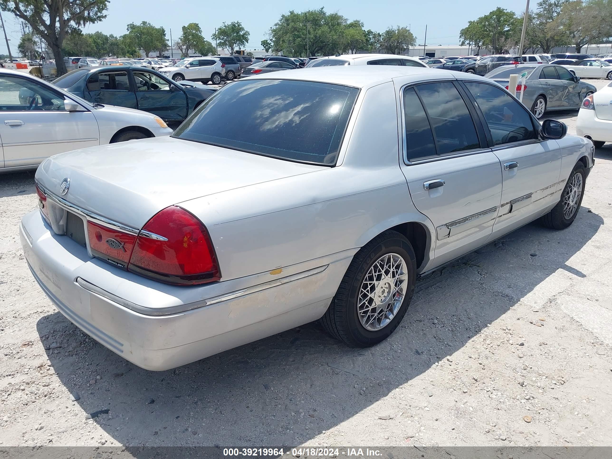 Photo 3 VIN: 2MEFM74W4YX647230 - MERCURY GRAND MARQUIS 