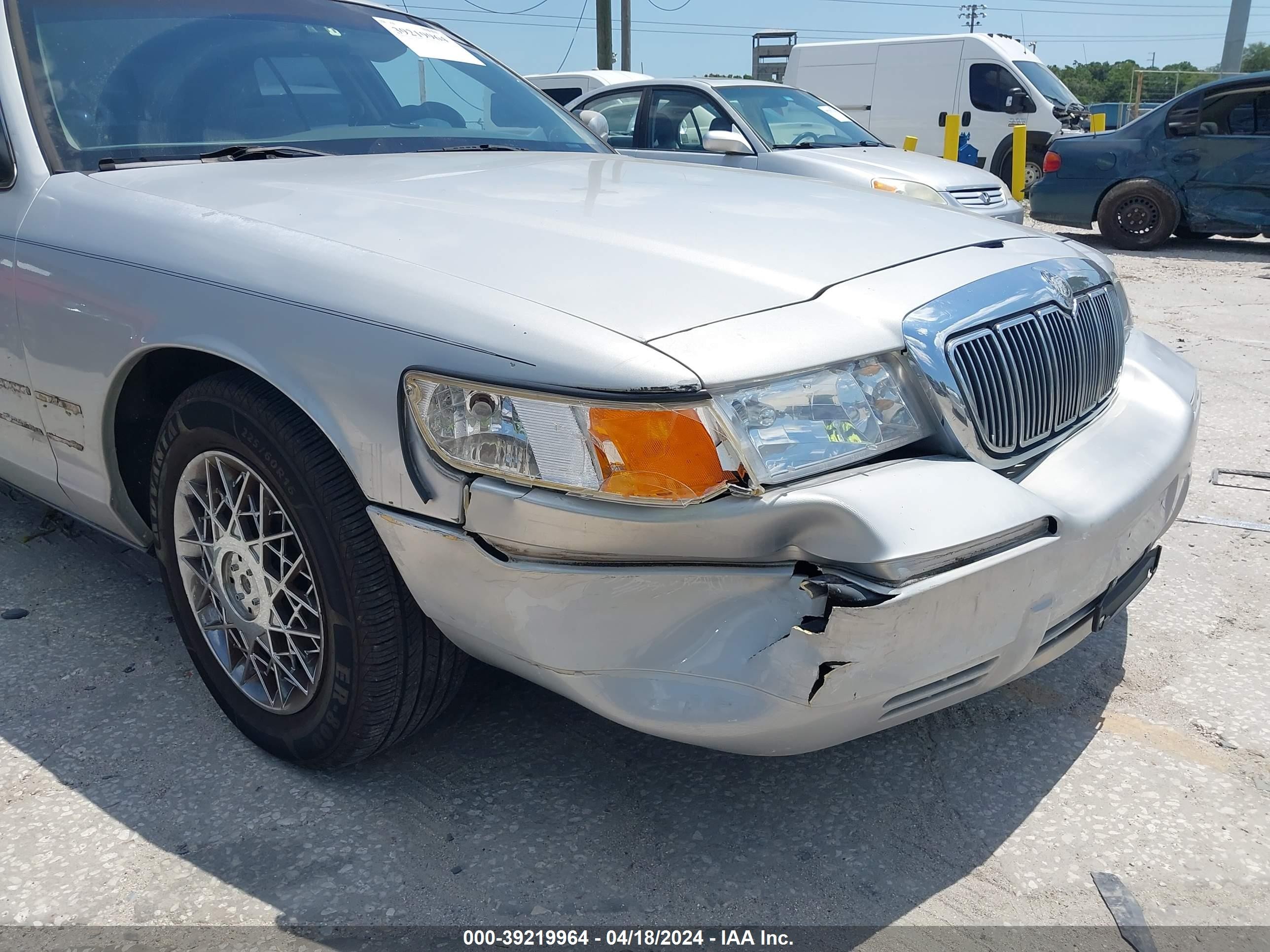 Photo 5 VIN: 2MEFM74W4YX647230 - MERCURY GRAND MARQUIS 