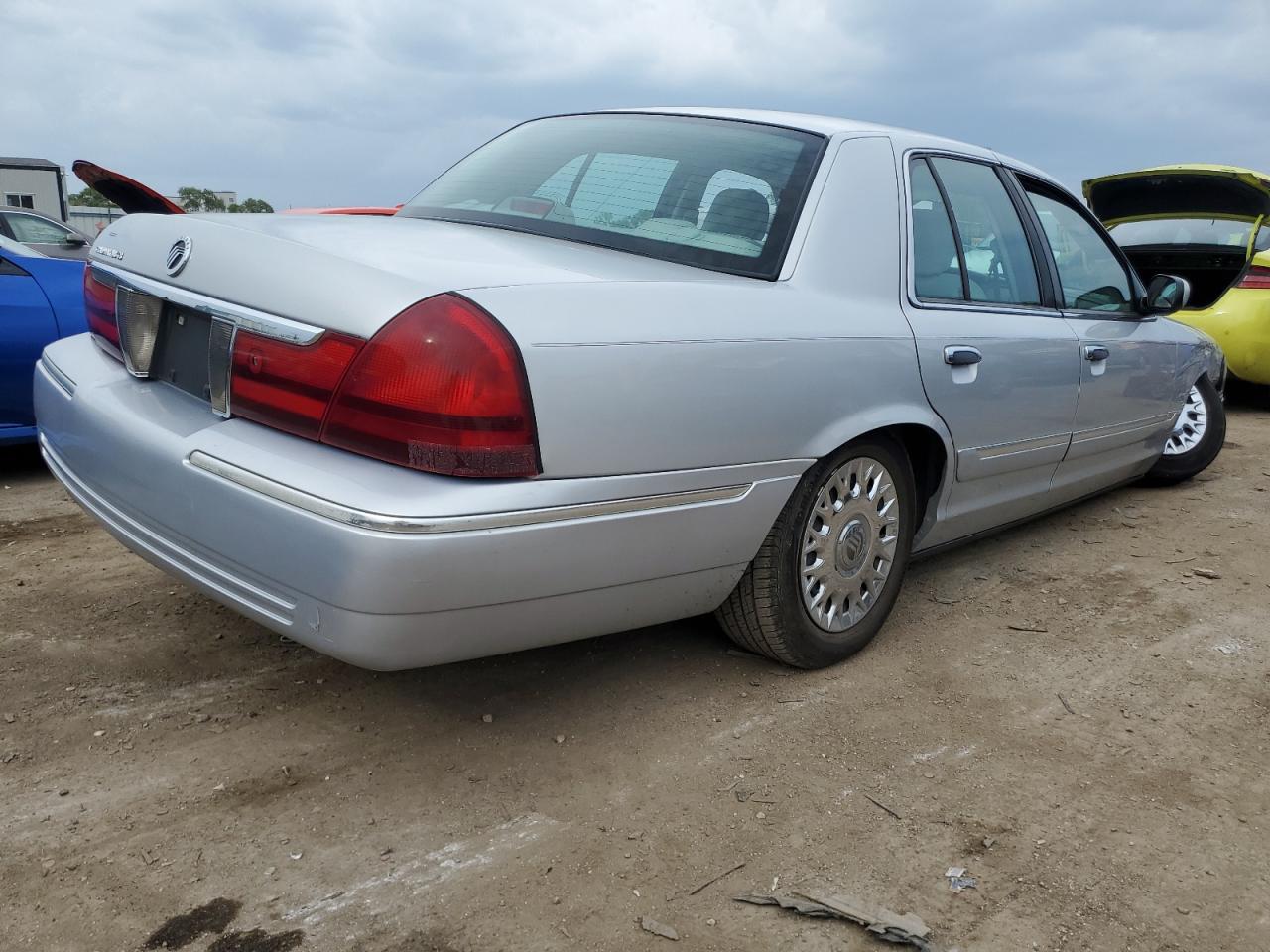 Photo 2 VIN: 2MEFM74W53X652221 - MERCURY GRAND MARQUIS 