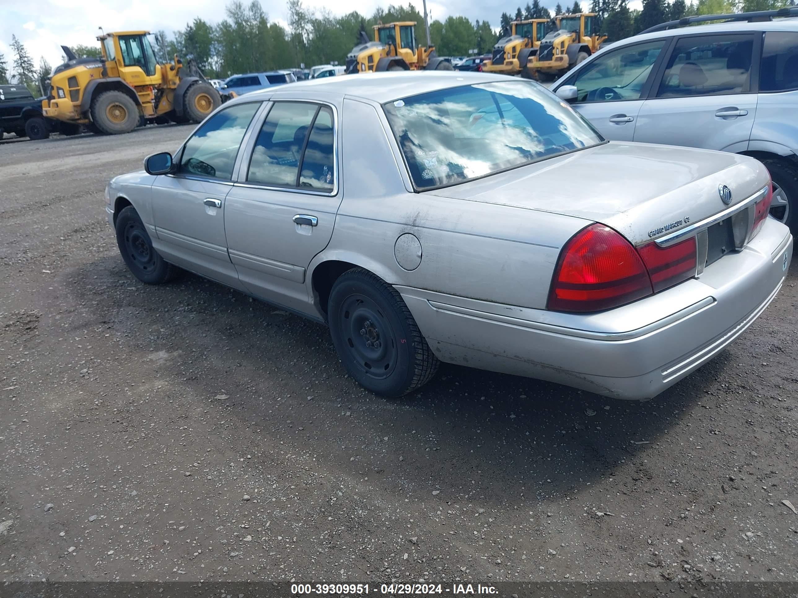 Photo 2 VIN: 2MEFM74W53X697675 - MERCURY GRAND MARQUIS 