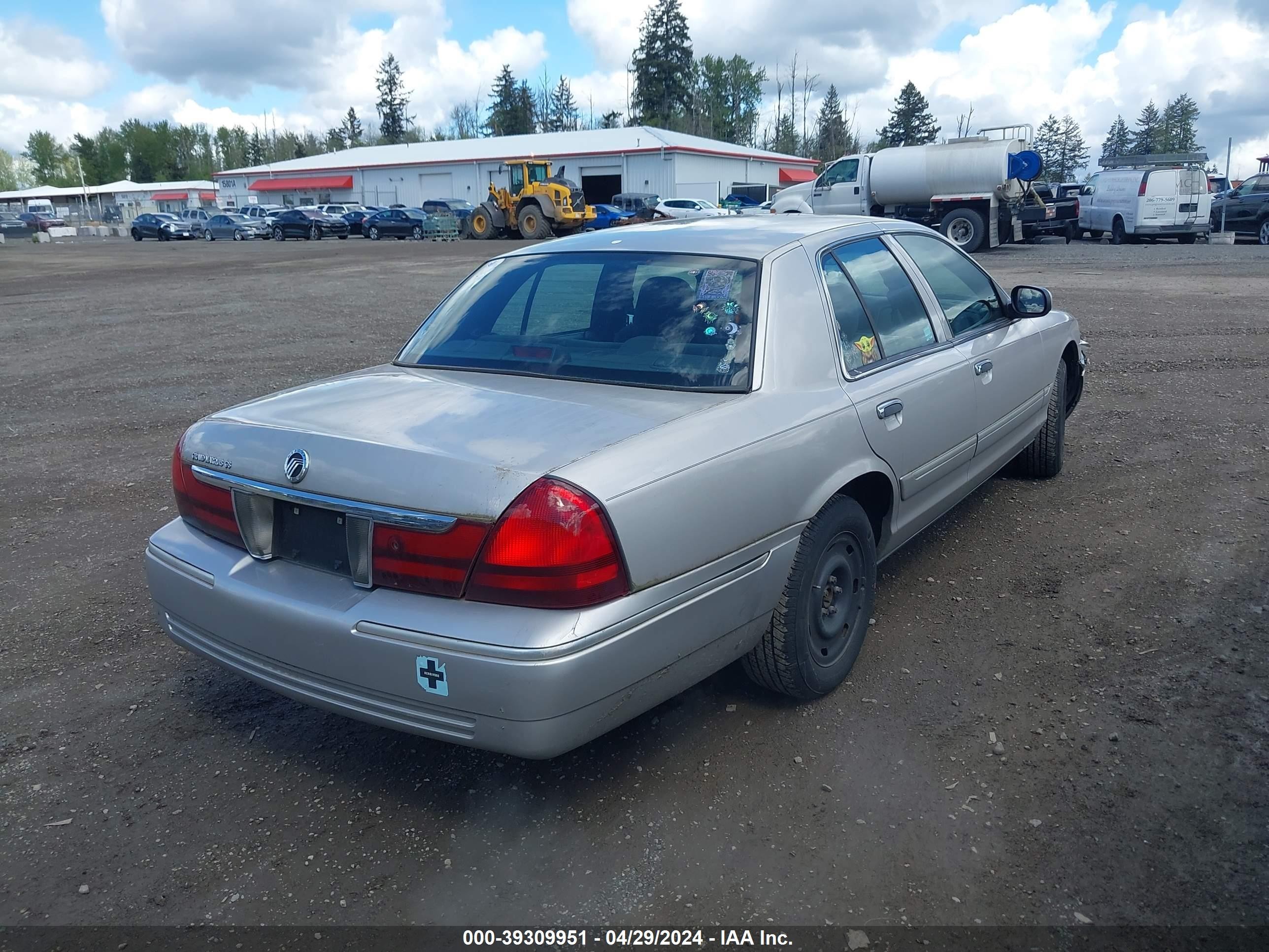 Photo 3 VIN: 2MEFM74W53X697675 - MERCURY GRAND MARQUIS 