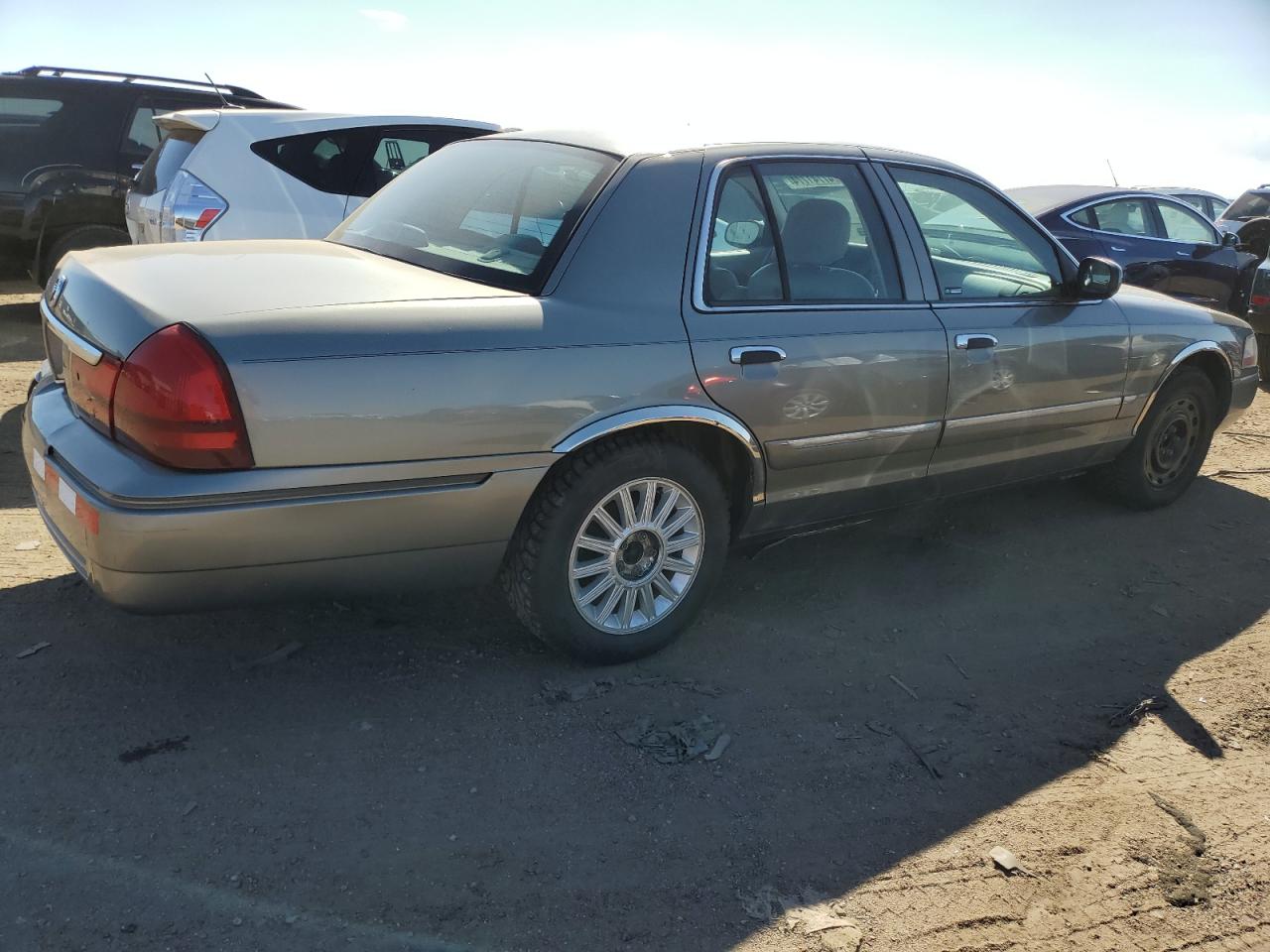 Photo 2 VIN: 2MEFM74W54X677170 - MERCURY GRAND MARQUIS 