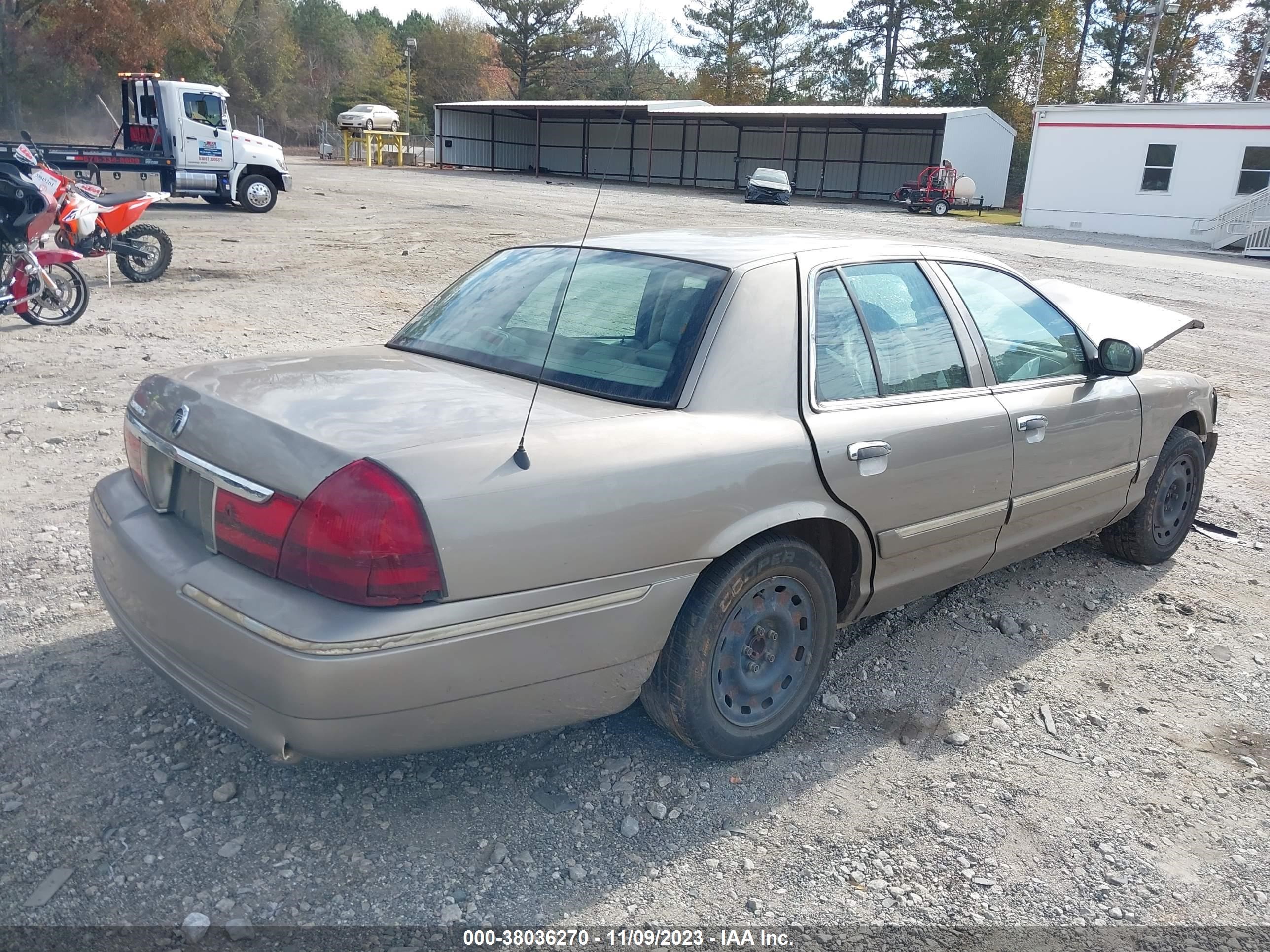 Photo 3 VIN: 2MEFM74W55X617343 - MERCURY GRAND MARQUIS 