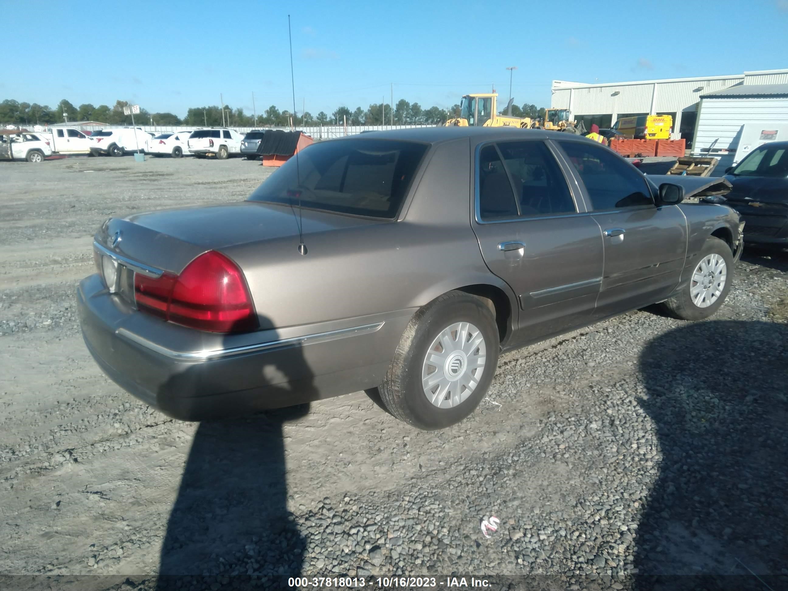 Photo 3 VIN: 2MEFM74W55X670382 - MERCURY GRAND MARQUIS 