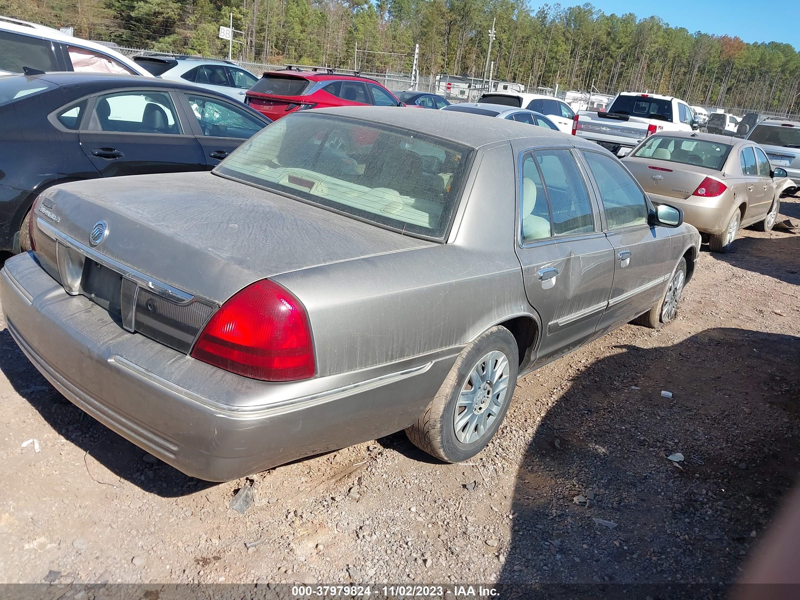 Photo 3 VIN: 2MEFM74W56X605615 - MERCURY GRAND MARQUIS 