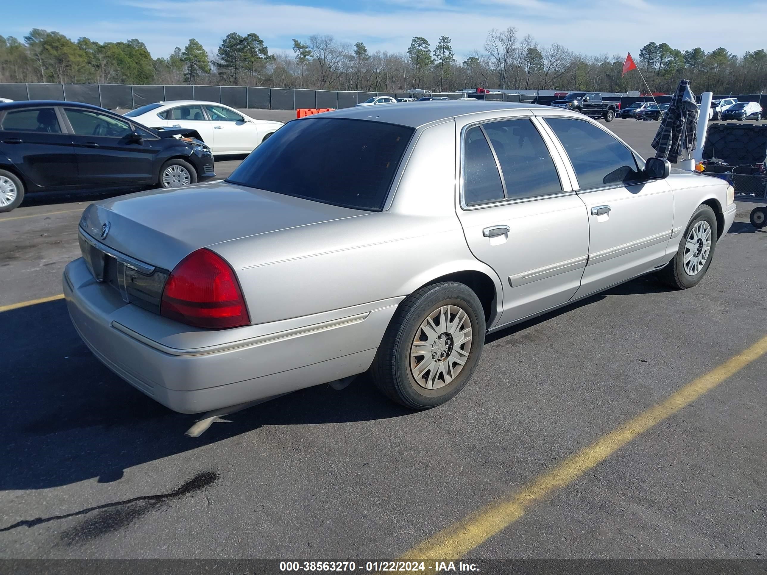 Photo 3 VIN: 2MEFM74W56X611639 - MERCURY GRAND MARQUIS 