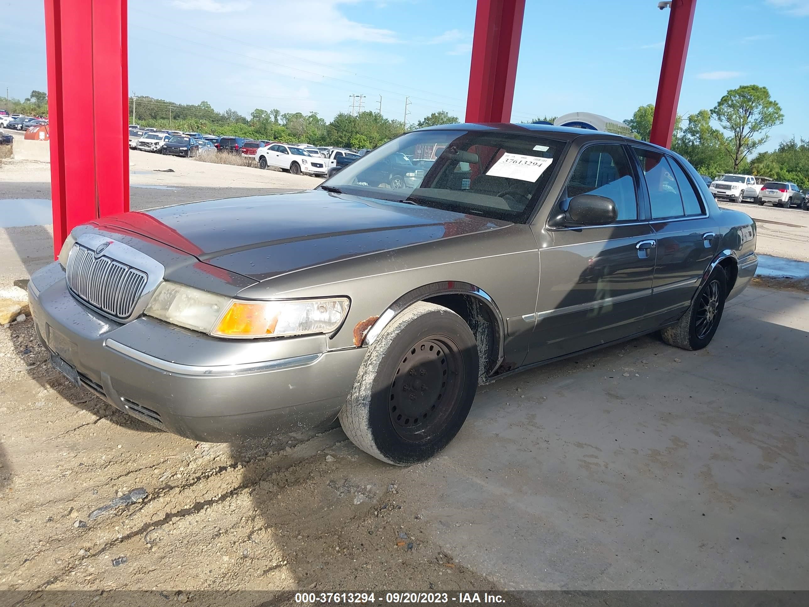 Photo 1 VIN: 2MEFM74W5YX717429 - MERCURY GRAND MARQUIS 