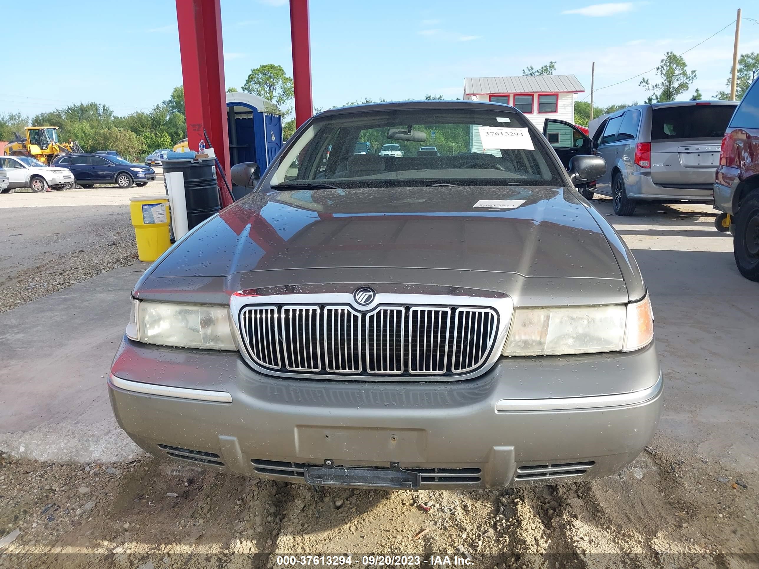 Photo 11 VIN: 2MEFM74W5YX717429 - MERCURY GRAND MARQUIS 