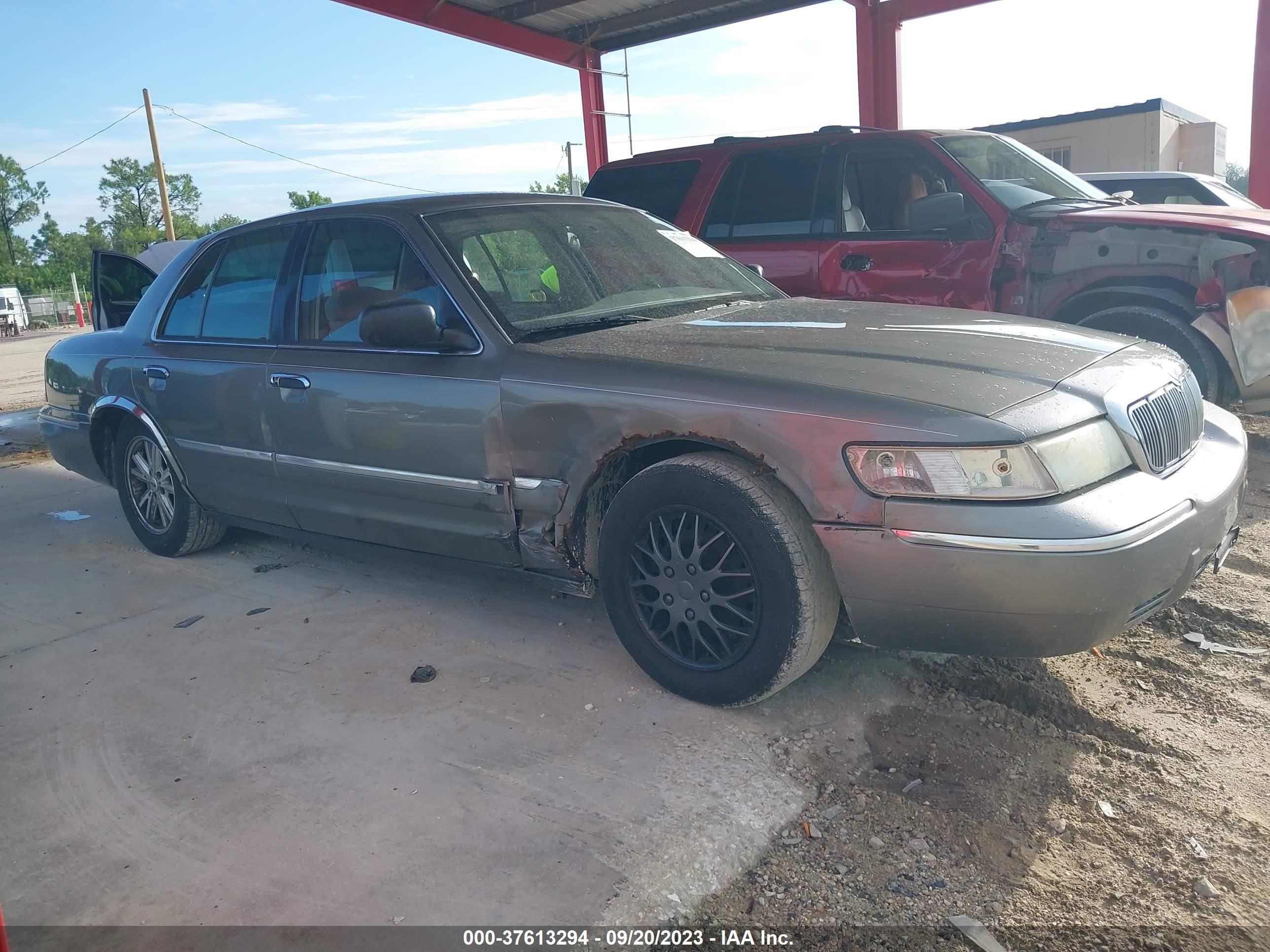 Photo 12 VIN: 2MEFM74W5YX717429 - MERCURY GRAND MARQUIS 