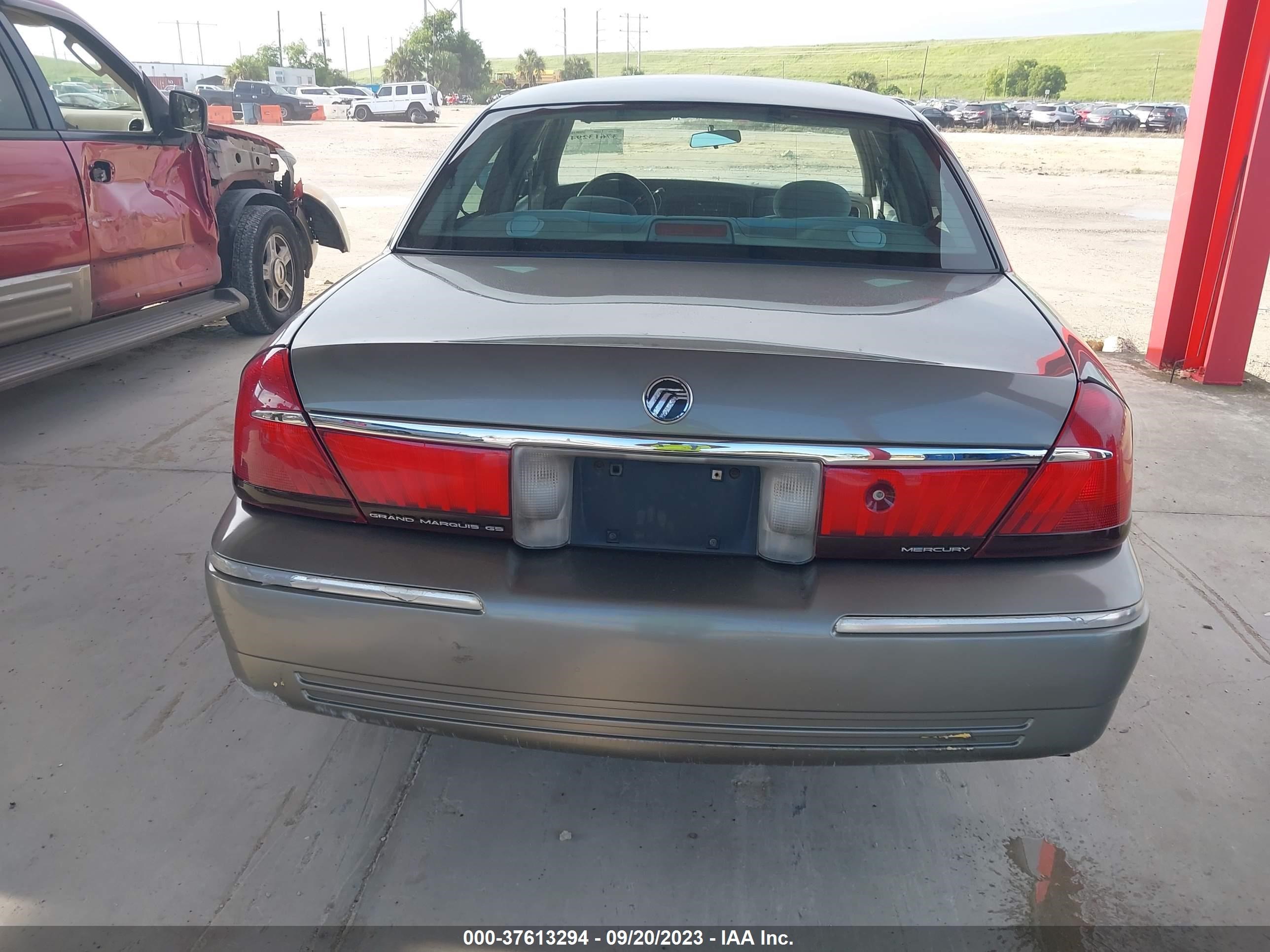 Photo 15 VIN: 2MEFM74W5YX717429 - MERCURY GRAND MARQUIS 