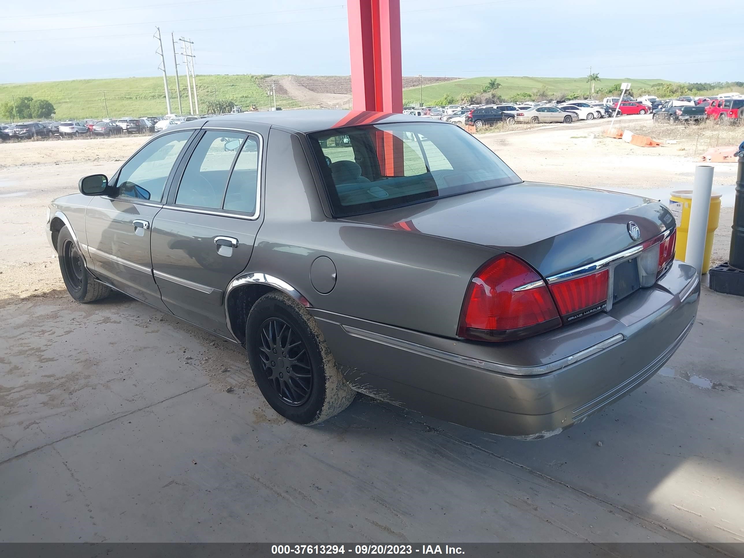 Photo 2 VIN: 2MEFM74W5YX717429 - MERCURY GRAND MARQUIS 