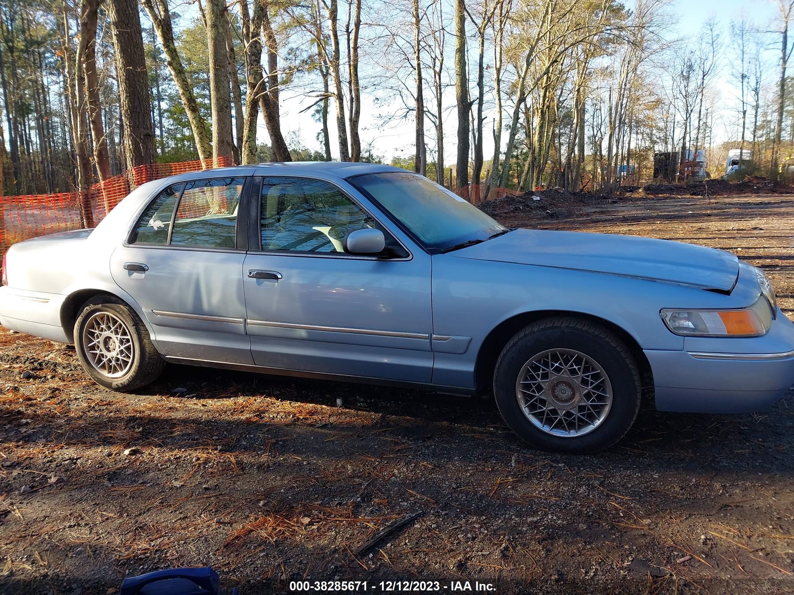 Photo 12 VIN: 2MEFM74W61X622237 - MERCURY GRAND MARQUIS 