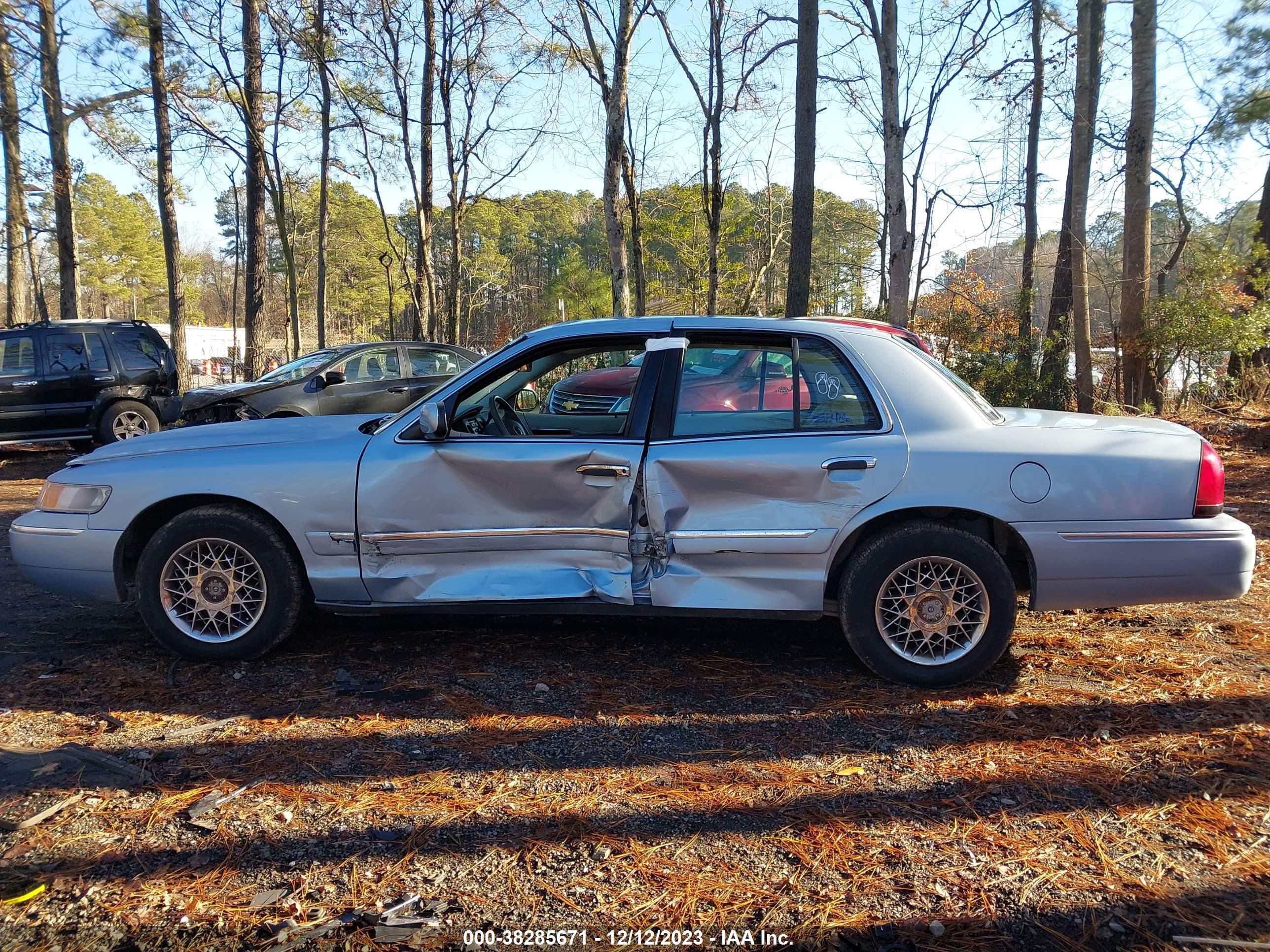 Photo 13 VIN: 2MEFM74W61X622237 - MERCURY GRAND MARQUIS 