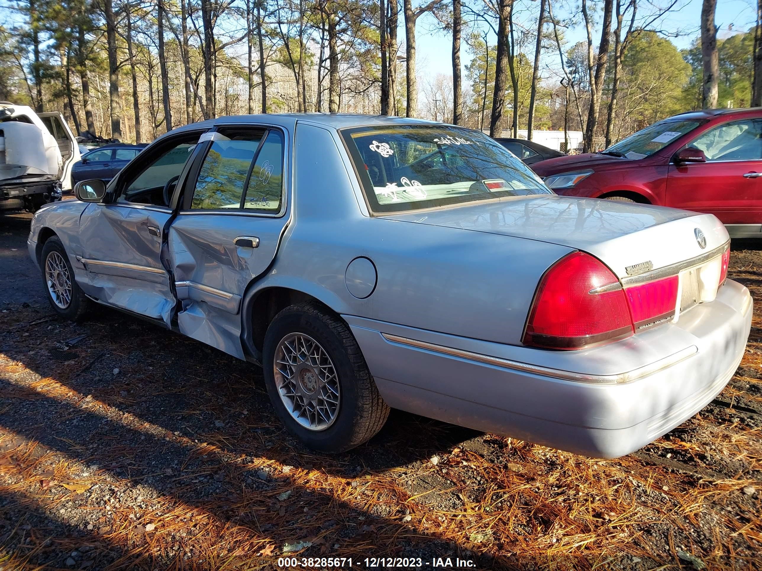 Photo 2 VIN: 2MEFM74W61X622237 - MERCURY GRAND MARQUIS 