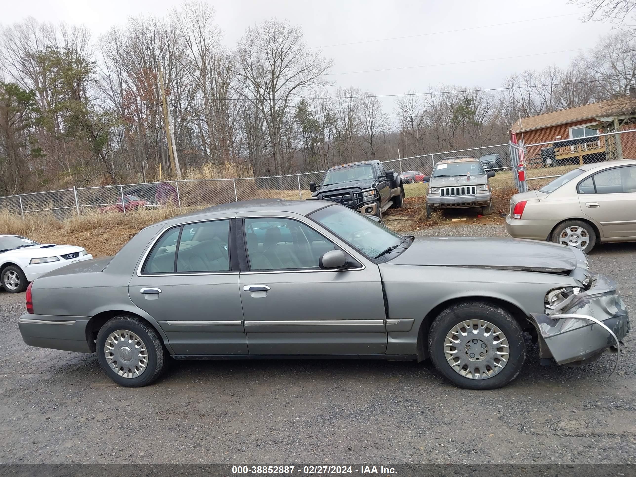 Photo 13 VIN: 2MEFM74W63X644631 - MERCURY GRAND MARQUIS 