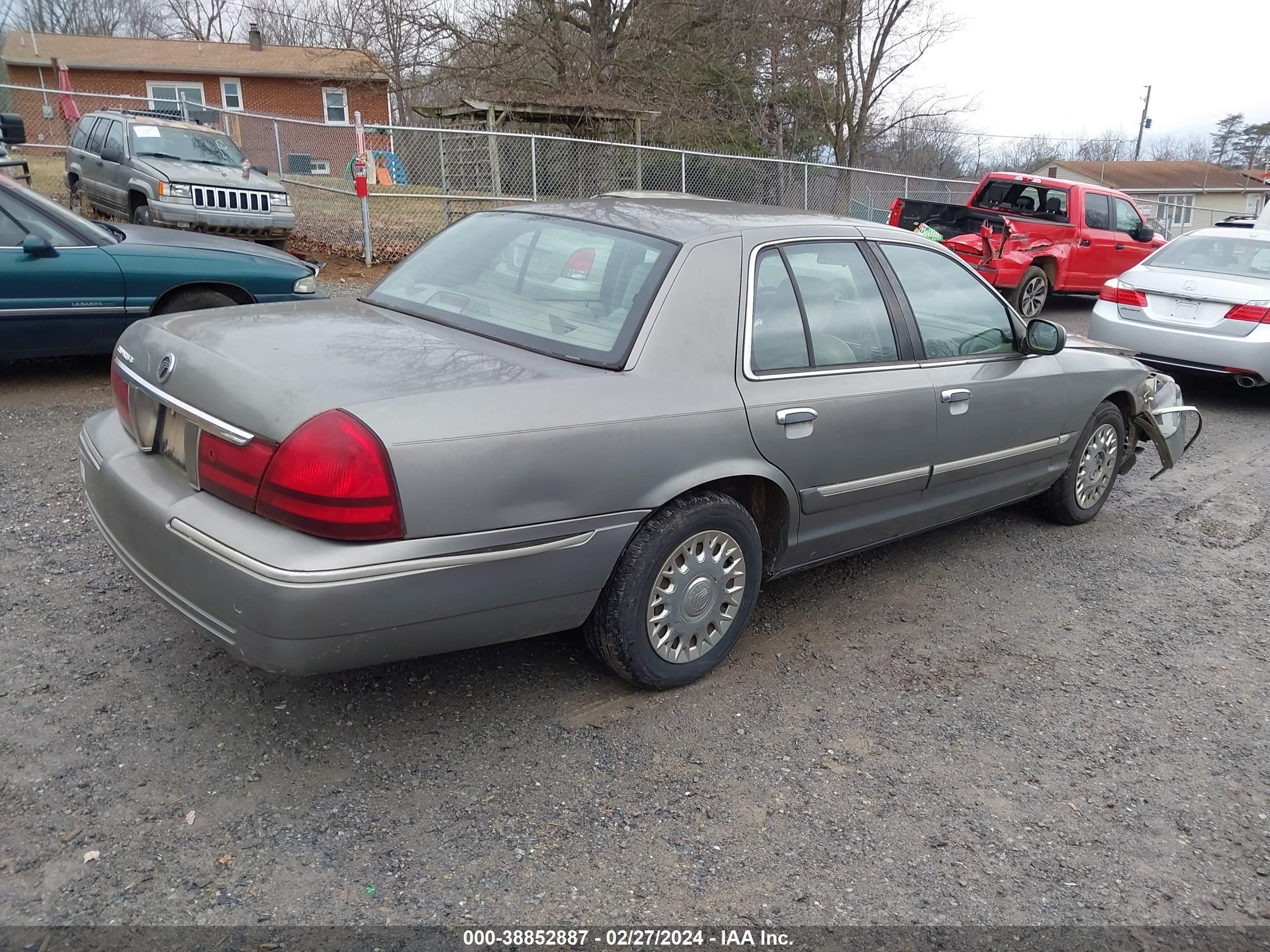 Photo 3 VIN: 2MEFM74W63X644631 - MERCURY GRAND MARQUIS 