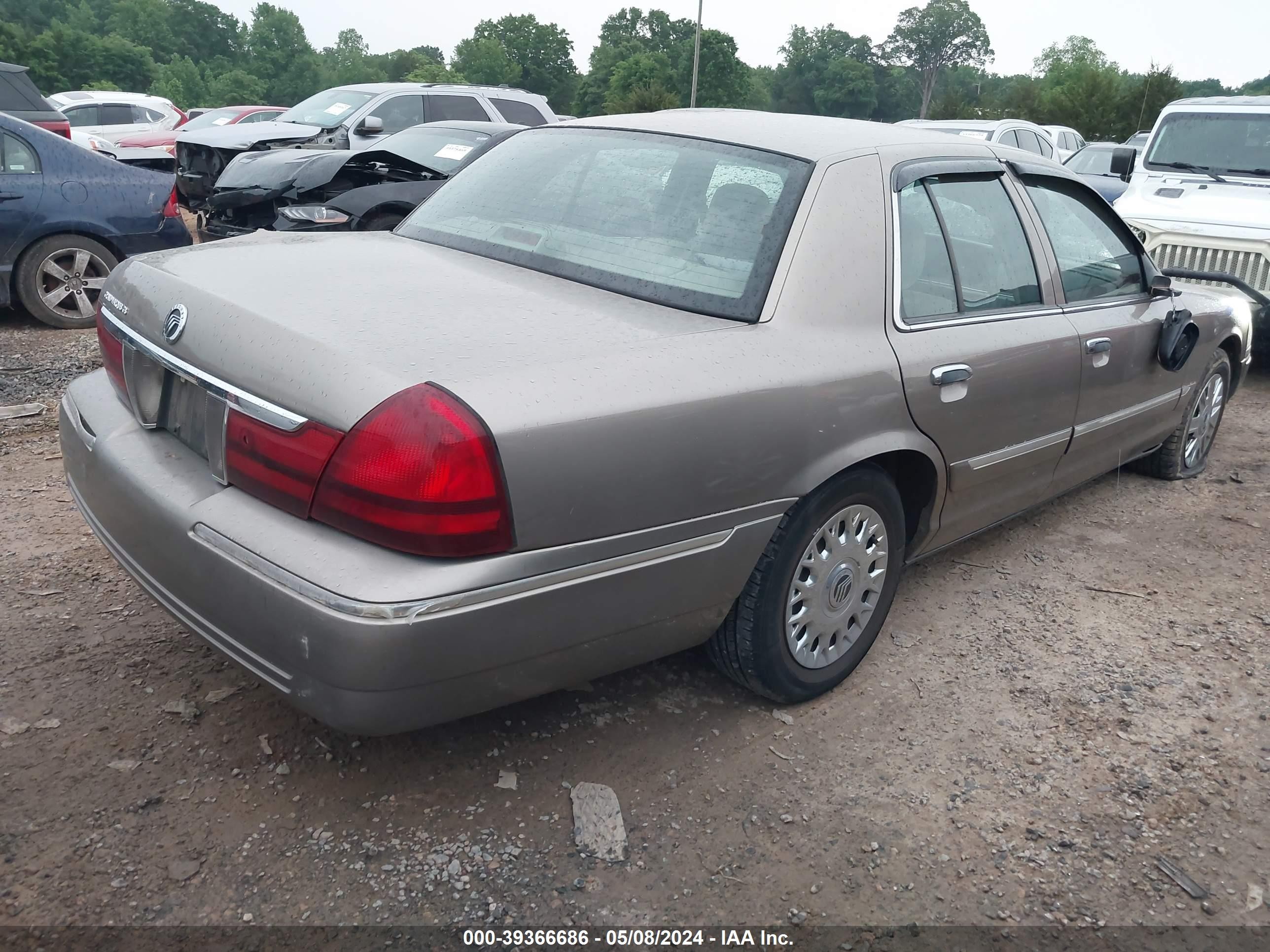 Photo 3 VIN: 2MEFM74W63X667598 - MERCURY GRAND MARQUIS 