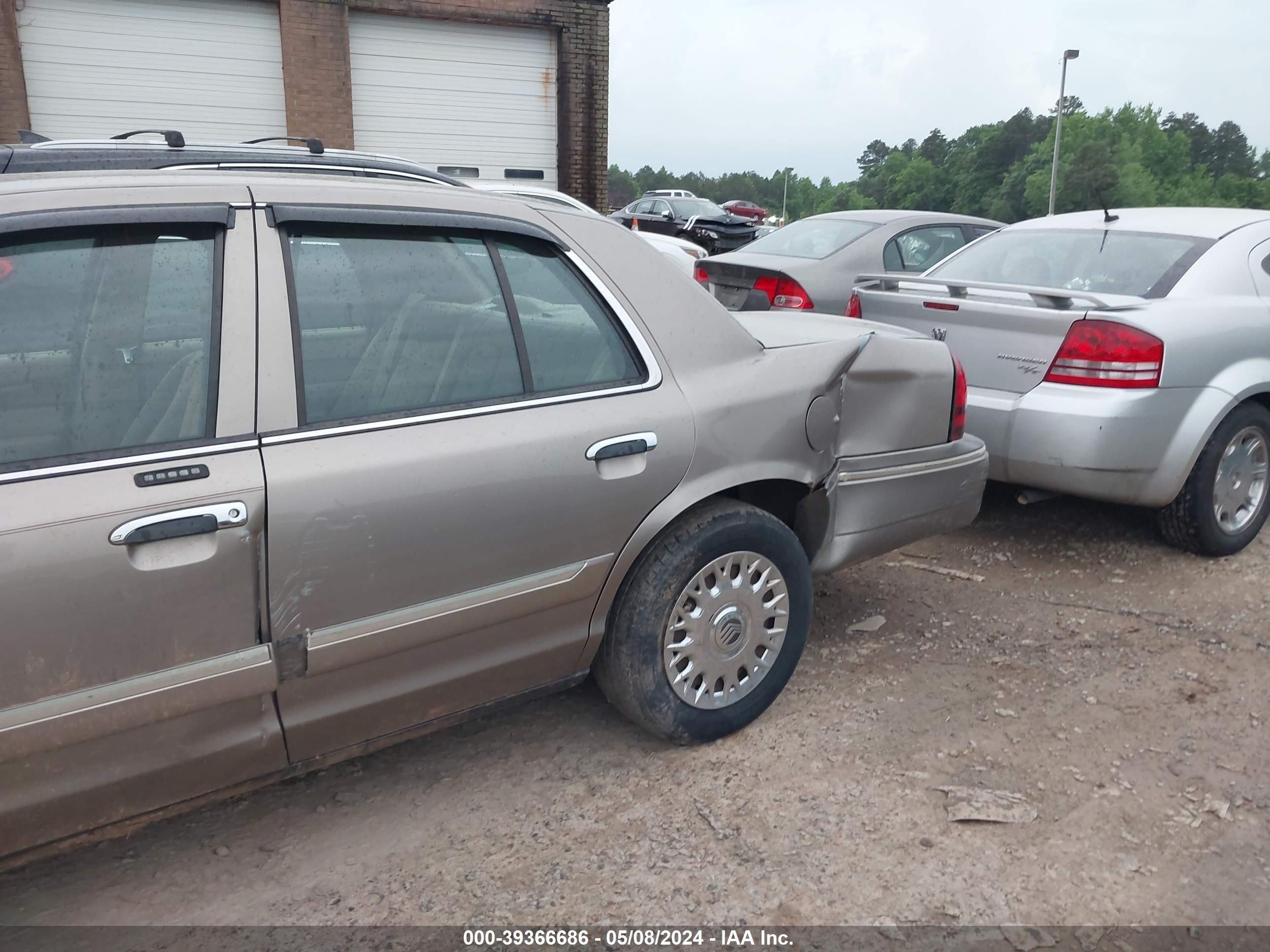 Photo 5 VIN: 2MEFM74W63X667598 - MERCURY GRAND MARQUIS 